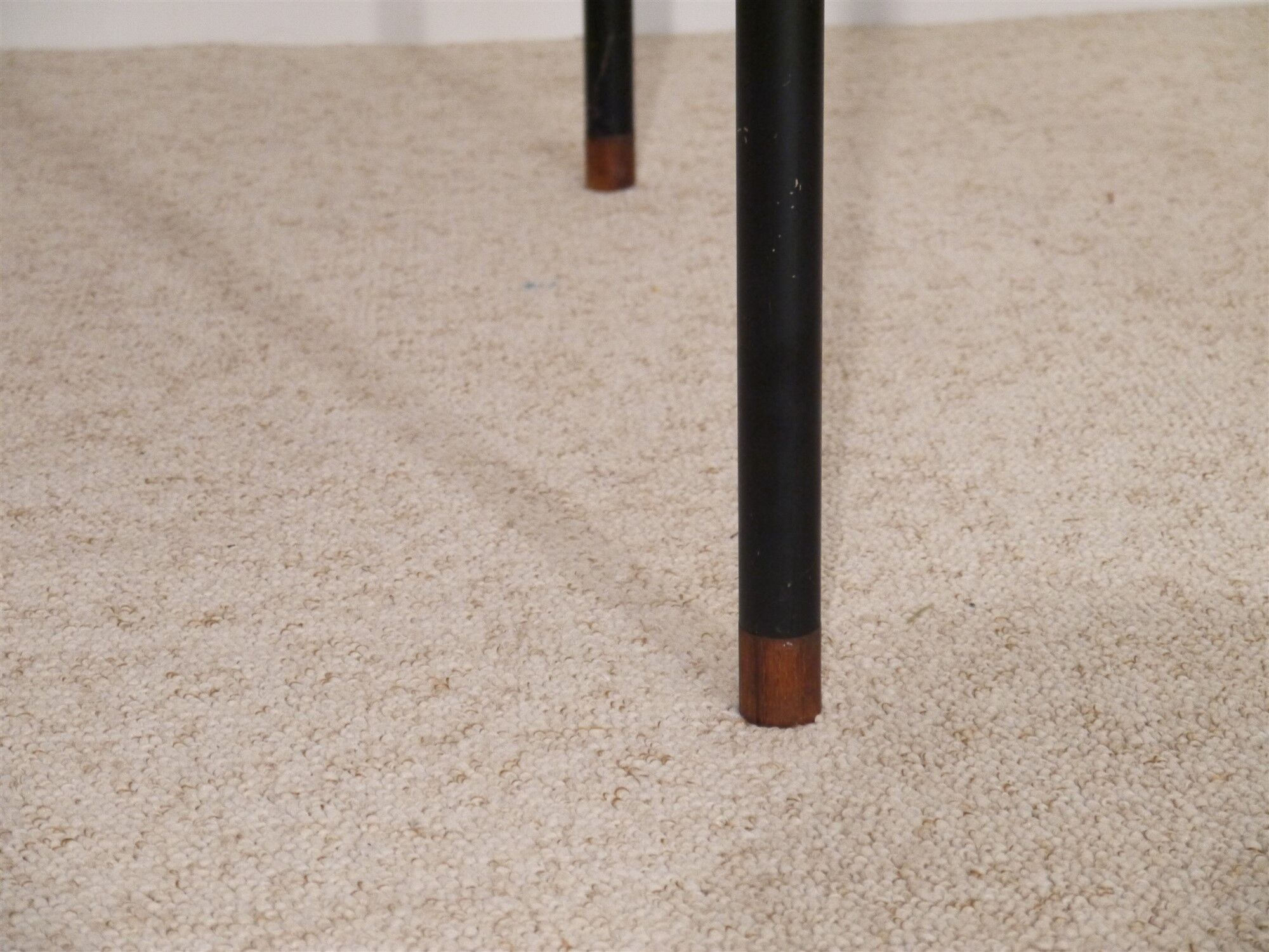 Expandable round dining table