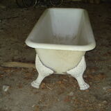 Cast iron lion's feet bathtub