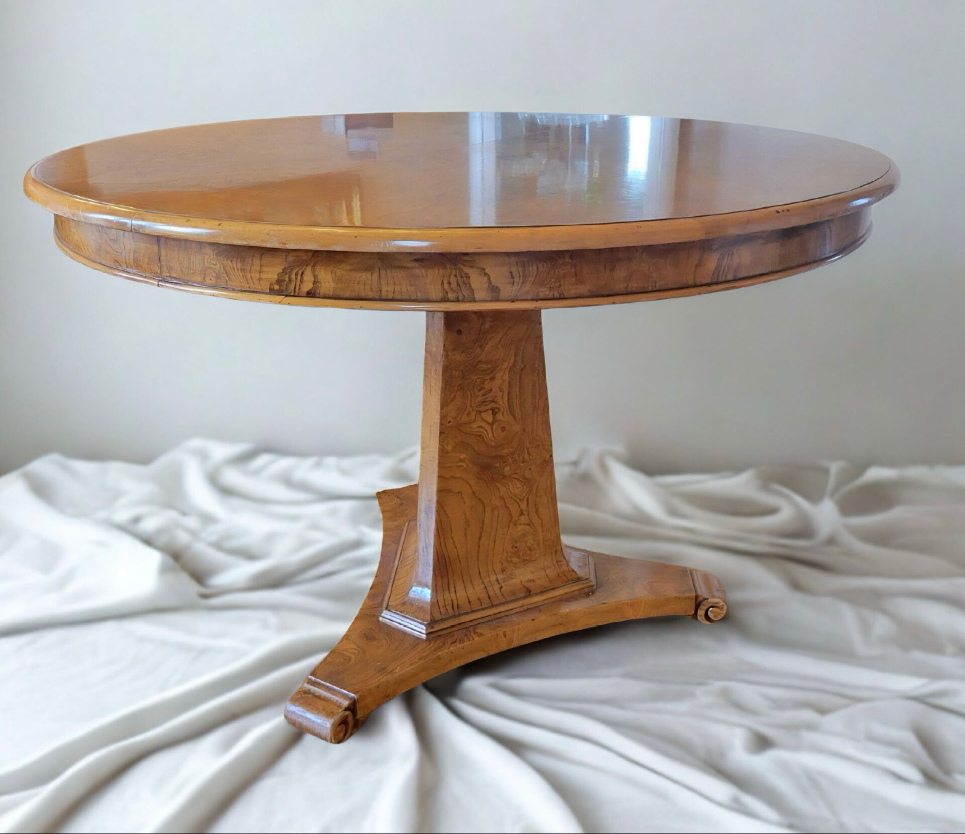 Table ronde extensible en loupe de bois aux magnifiques veinage