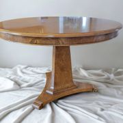 Extendable round table in wood burl with beautiful grain.