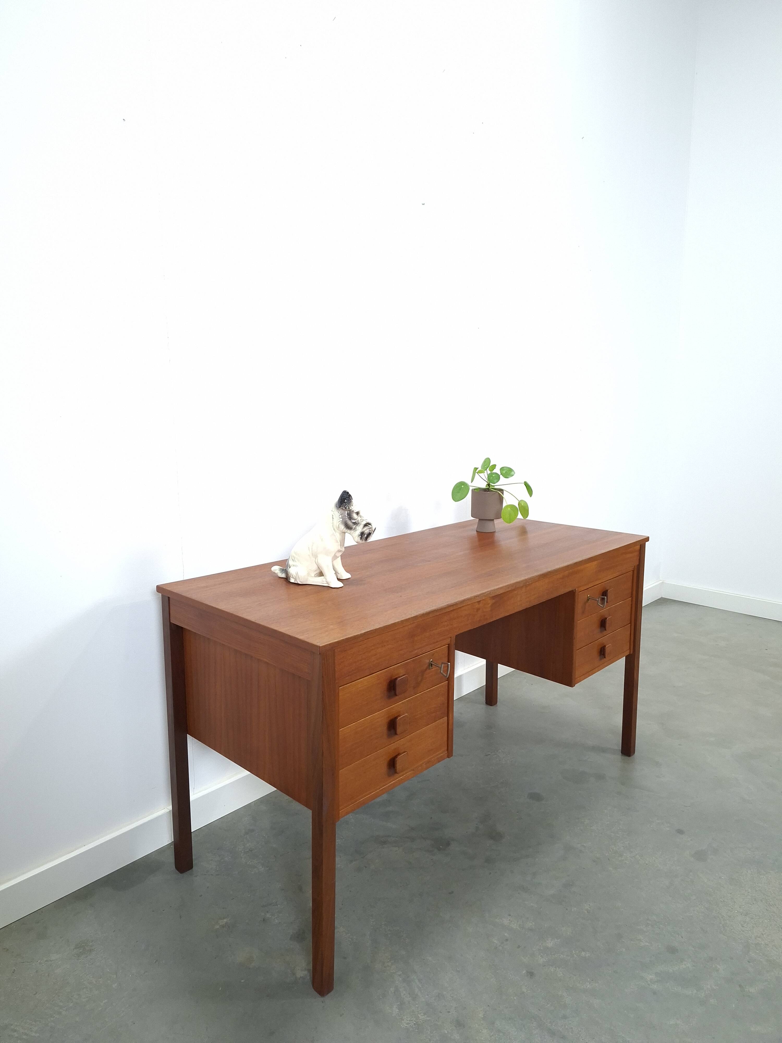 Teak vrijstaand bureau met lade uit Denemarken