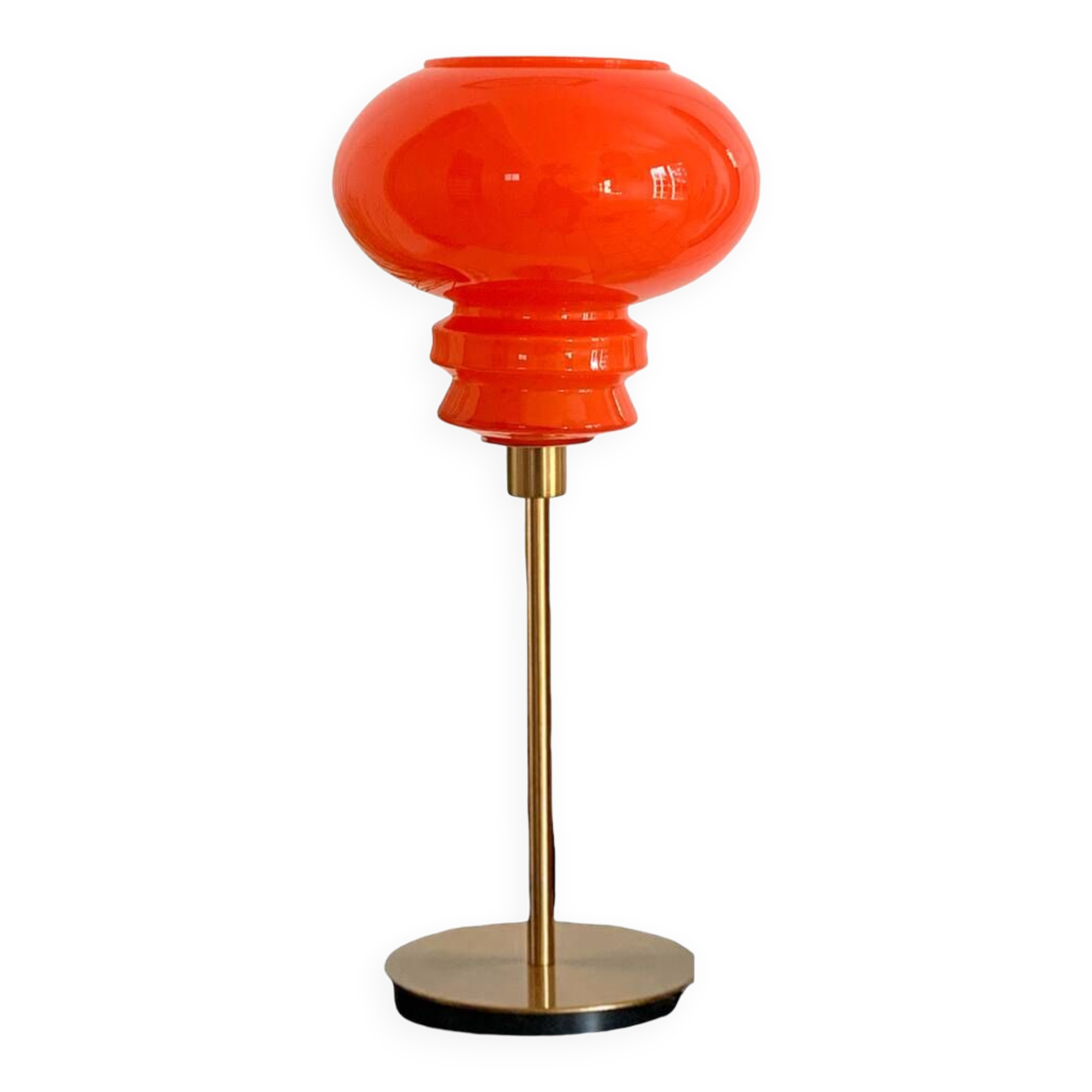 Lampe de table à poser réalisée avec un abat-jour vintage orange en verre et un pied doré