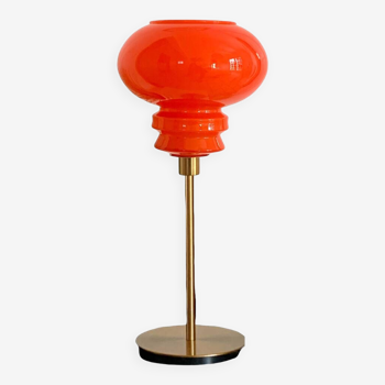 Lampe de table à poser réalisée avec un abat-jour vintage orange en verre et un pied doré