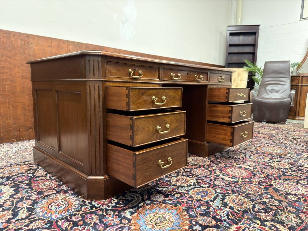 Bureau anglais classique avec chaise de bureau