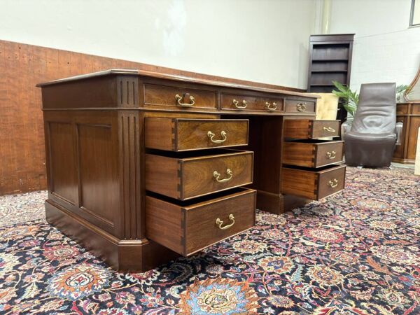 Bureau anglais classique avec chaise de bureau