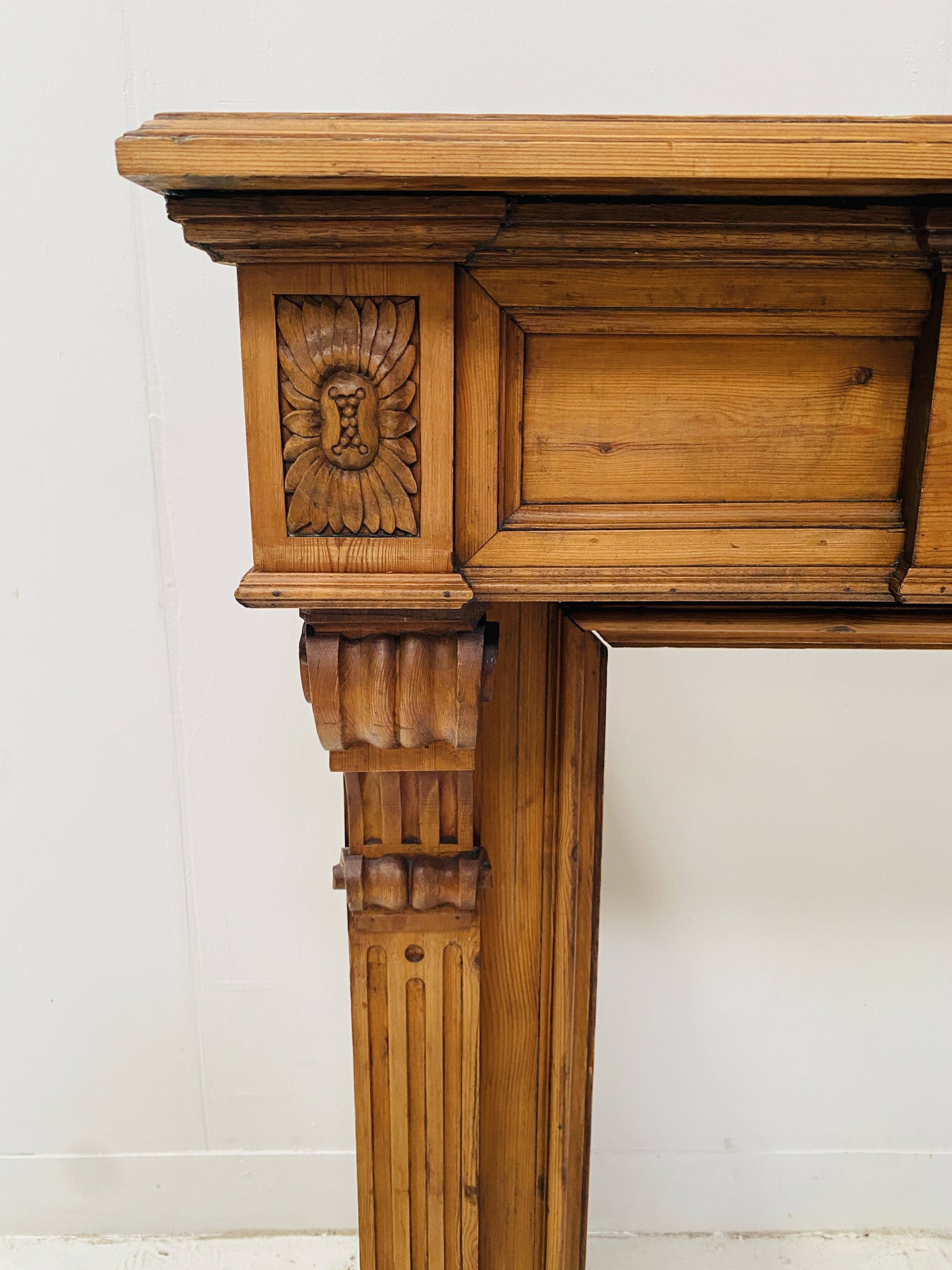 Louis XVI style fireplace in solid fir, 19th century.