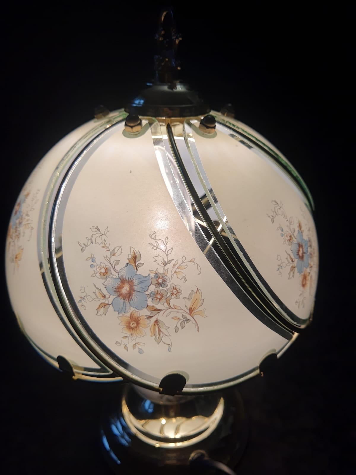 Tiffany style table lamp vintage floral motifs