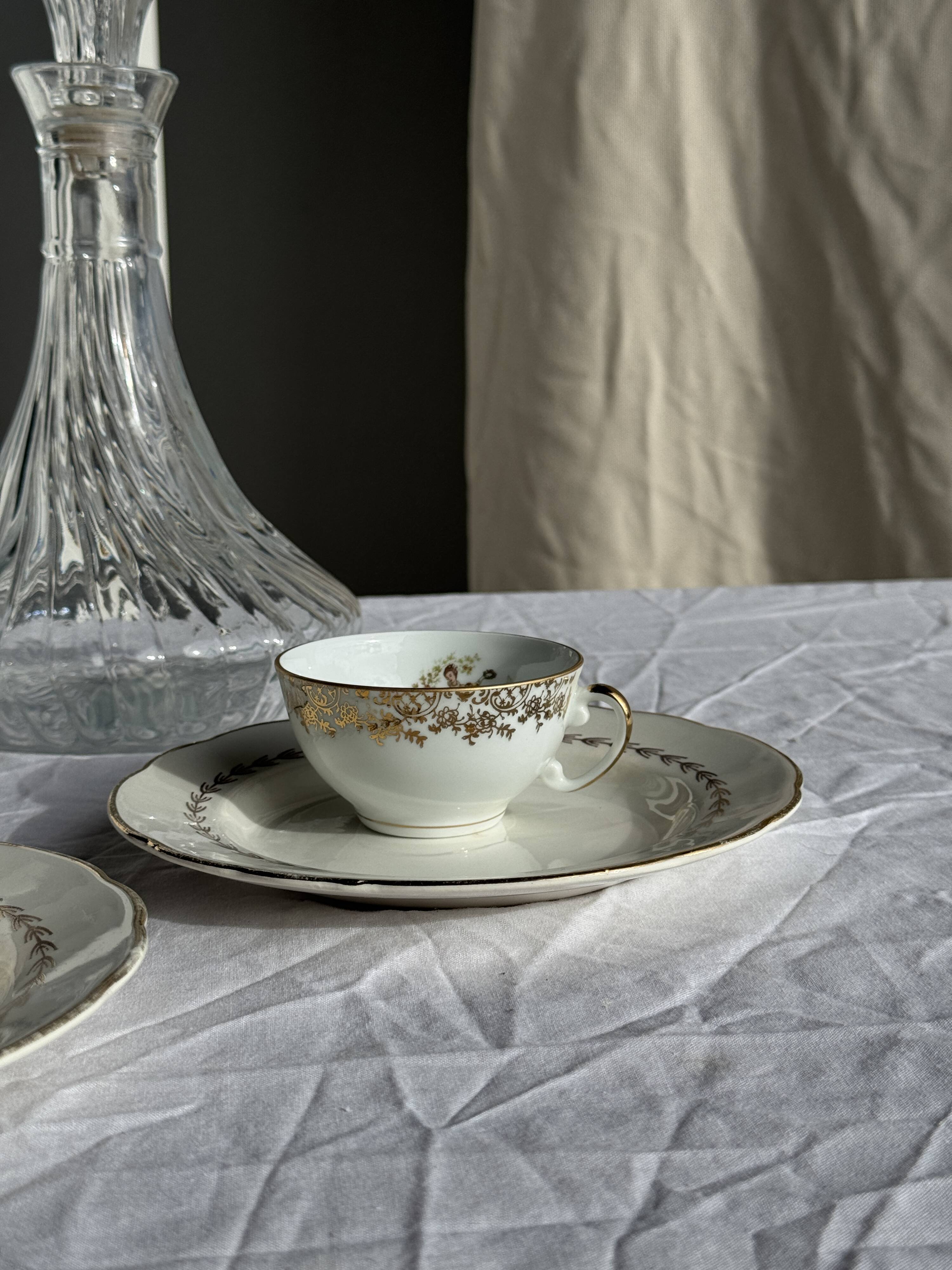 Vintage glass decanter in hot air balloon style H31 D18