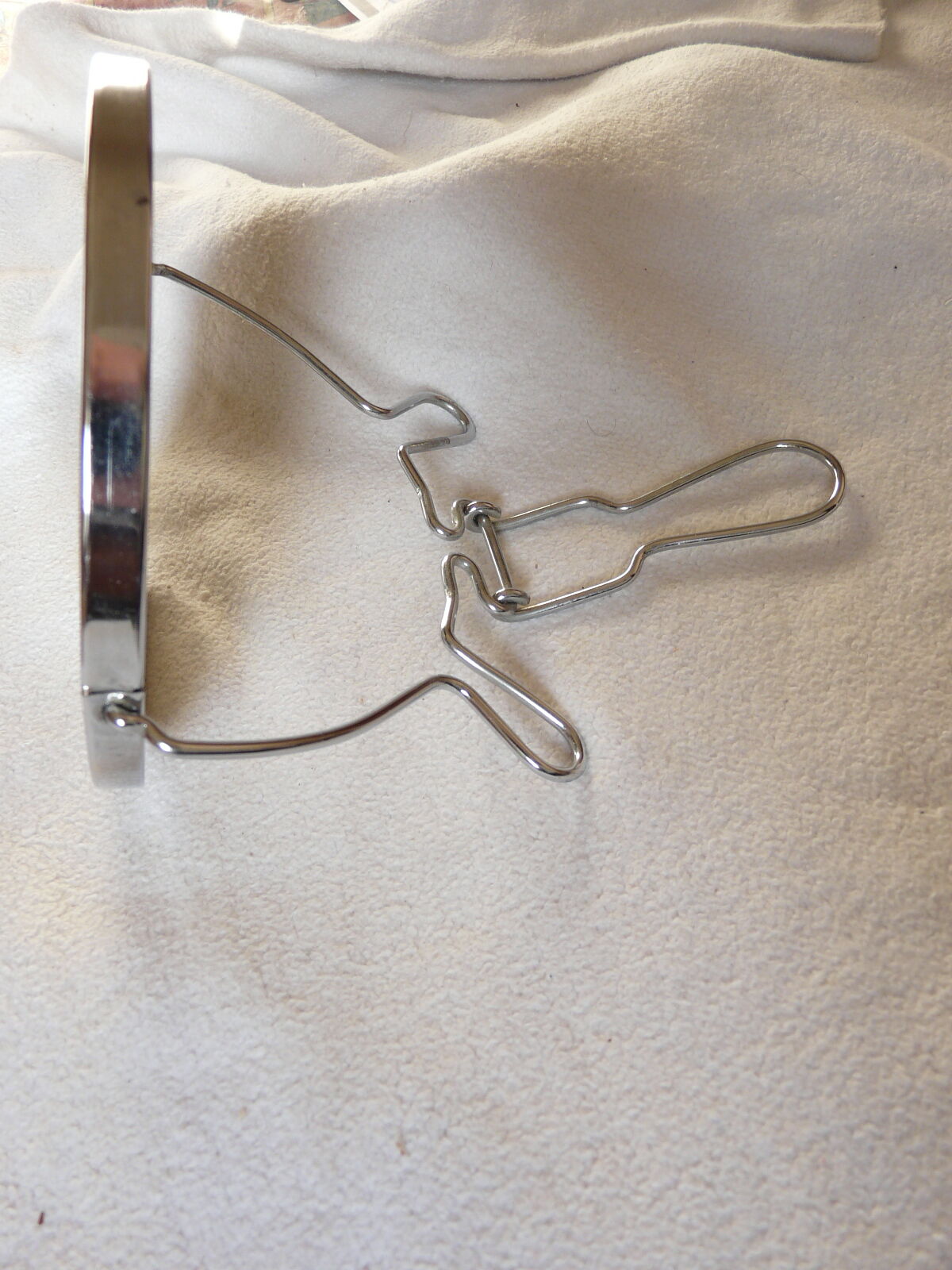 round barber mirror to be put down or suspended 16x18cm