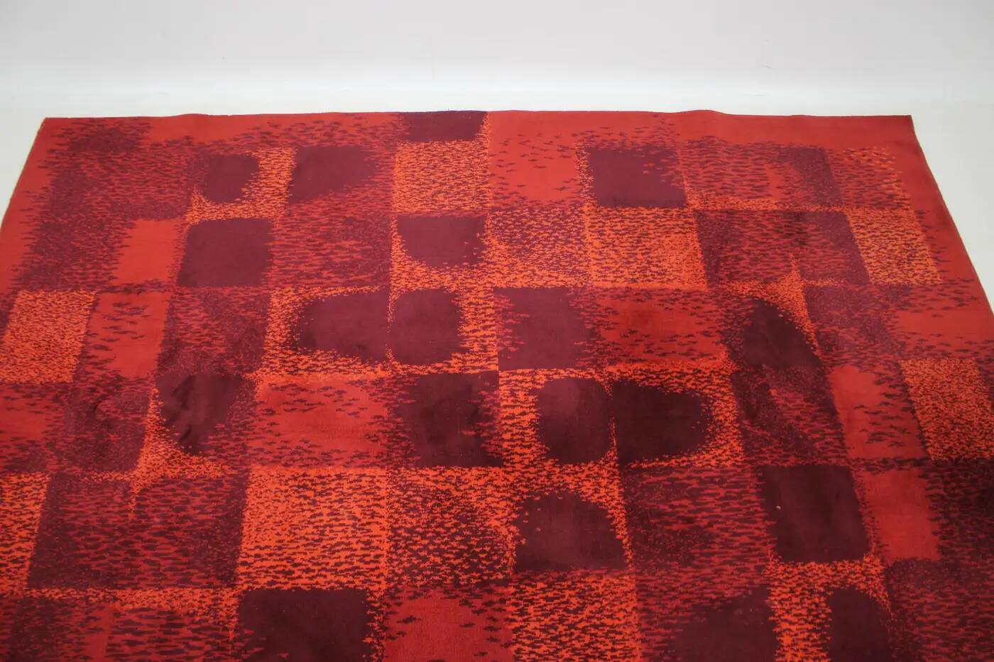 Tapis / moquette géométrique abstrait de style mid-century, années 1970 / Tchécoslovaquie