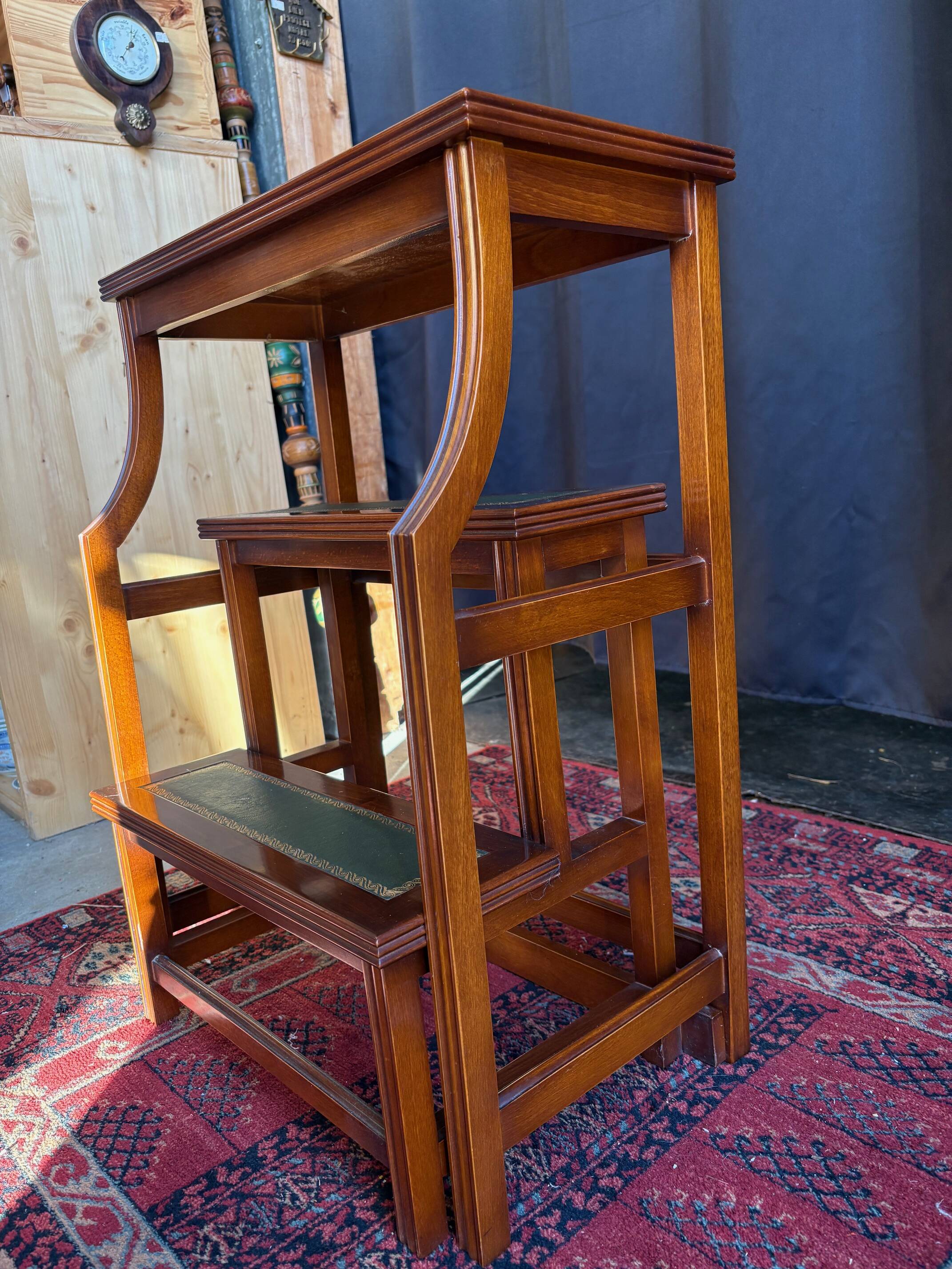Escabeau de bibliothèque en bois massif avec marches gainées cuir