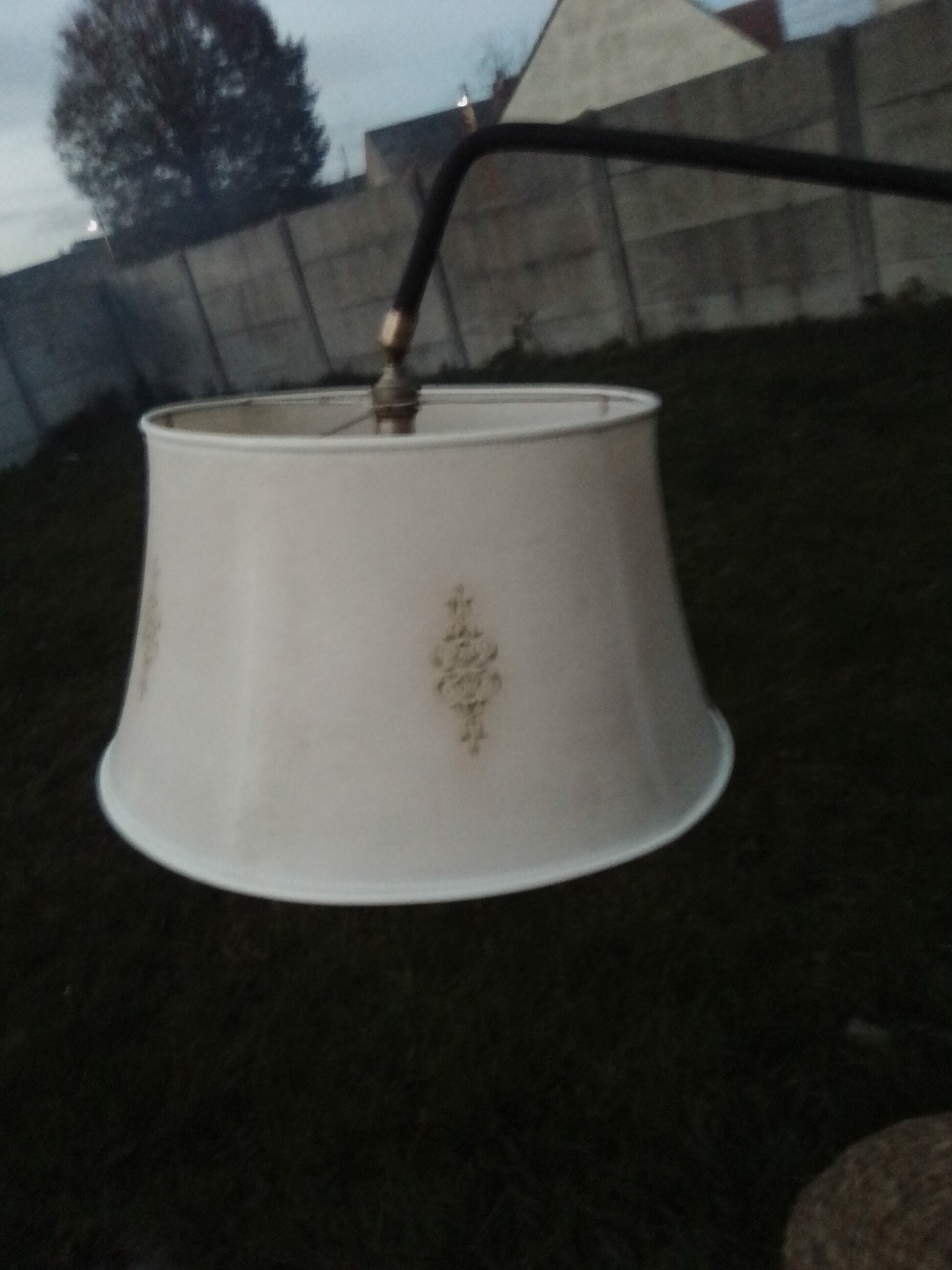 Lampadaire  pied fonte avec douille orientable et tablette en osier H 166 cm