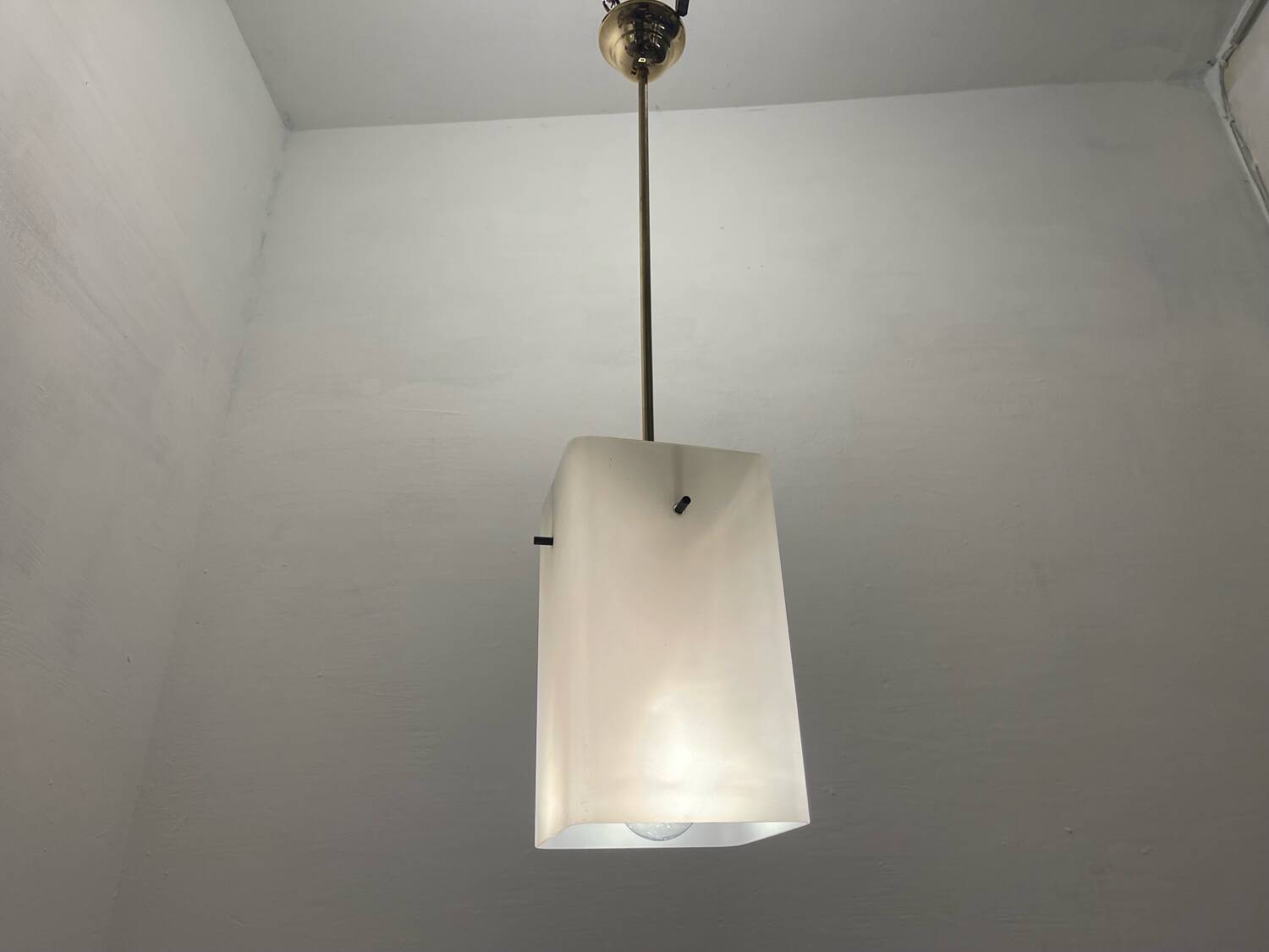 Suspension lumineuse en verre opalin Stilnovo années 1950