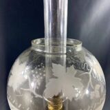 Grande lampe XIXe électrifiée en laiton à décor ajouré de style Louis XIII