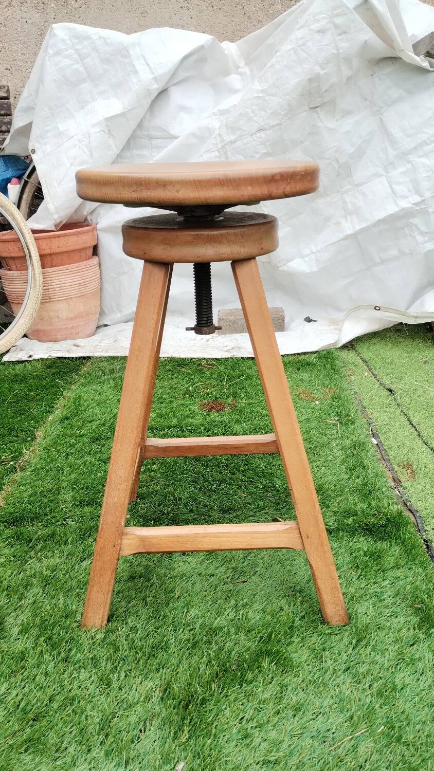 Petit tabouret réglable en bois massif