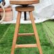 Petit tabouret réglable en bois massif