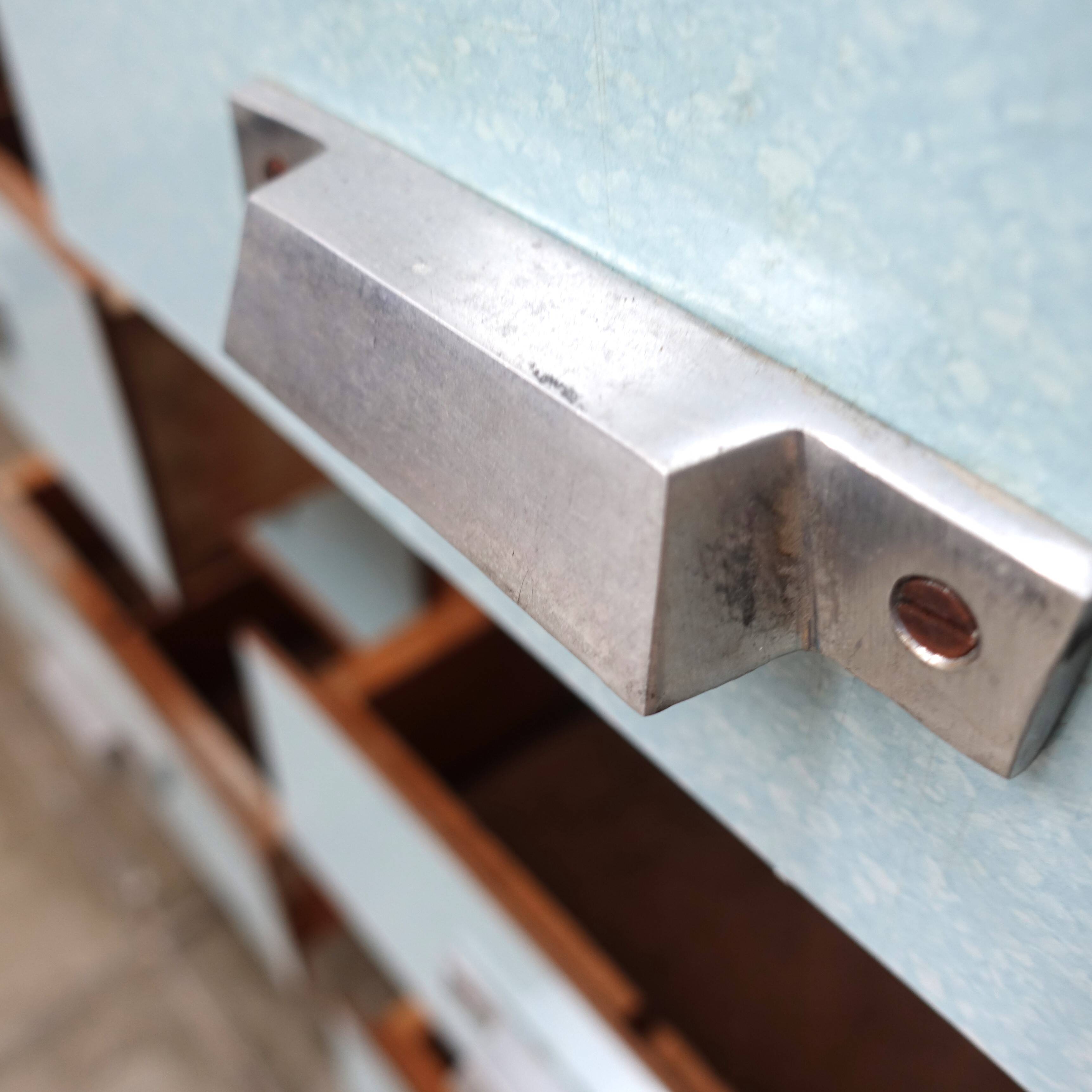 Armoire à tiroirs industrielle colorée