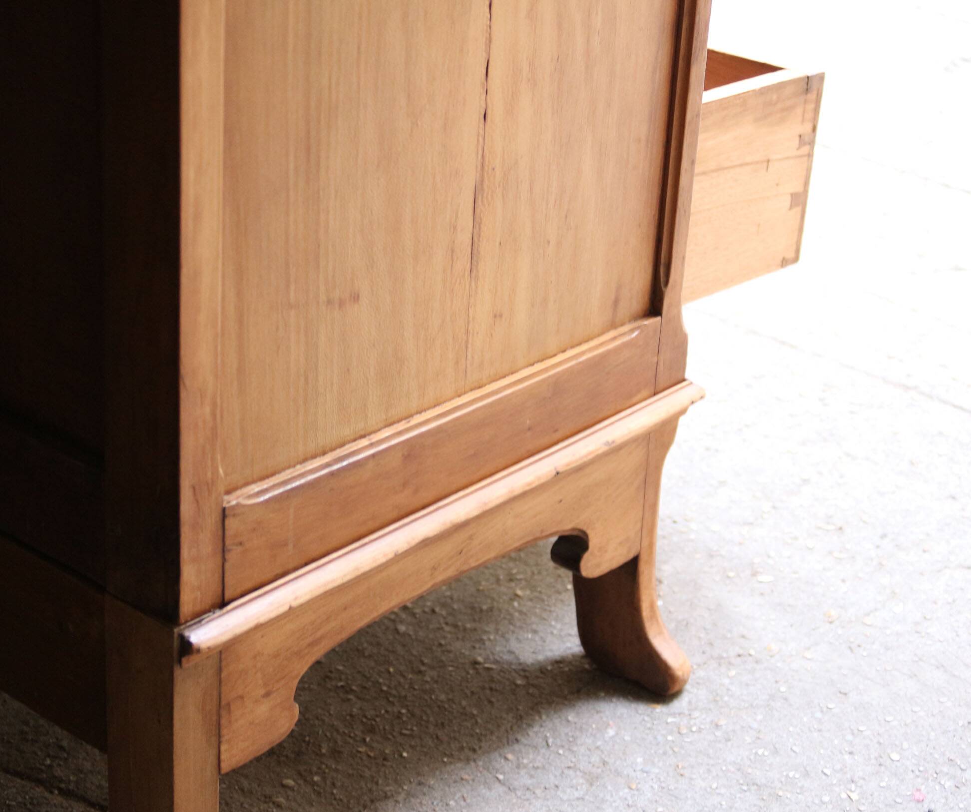 Art Nouveau wardrobe in blond wood with beveled mirror (circa 1909).