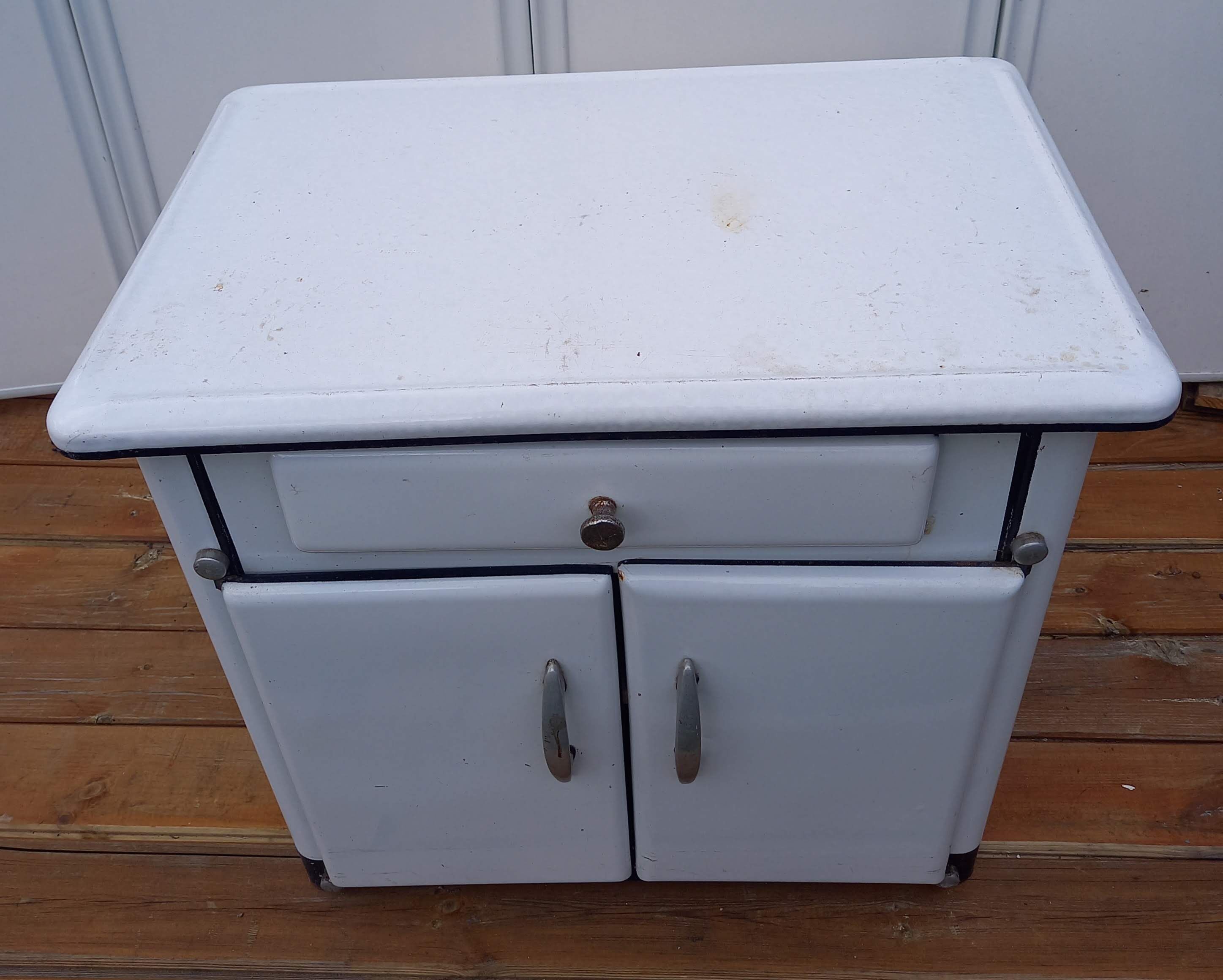 Meuble blanc en tôle émaillée