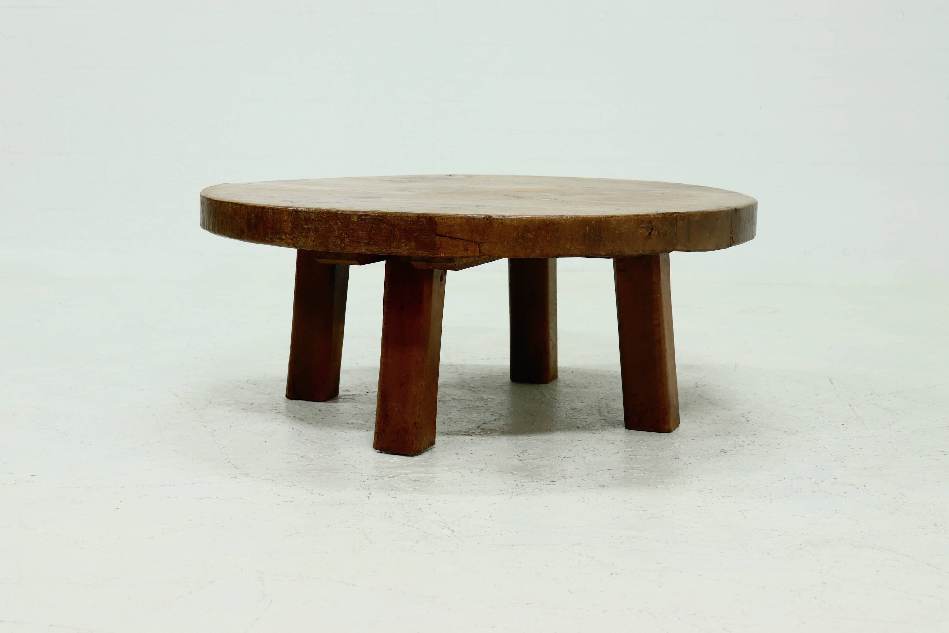 Table basse ronde rustique en chêne massif, années 1970