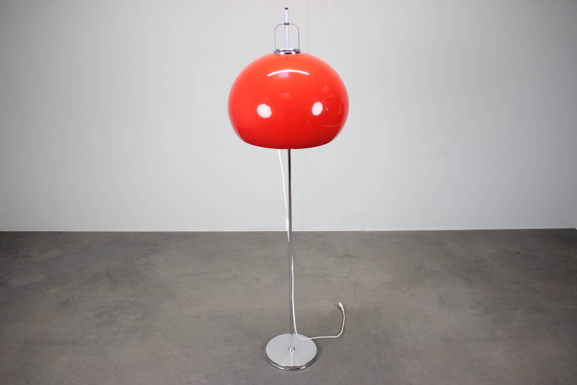 Lampadaire Space Age Guzzini Meblo en plastique et métal chromé, Italie années 1970