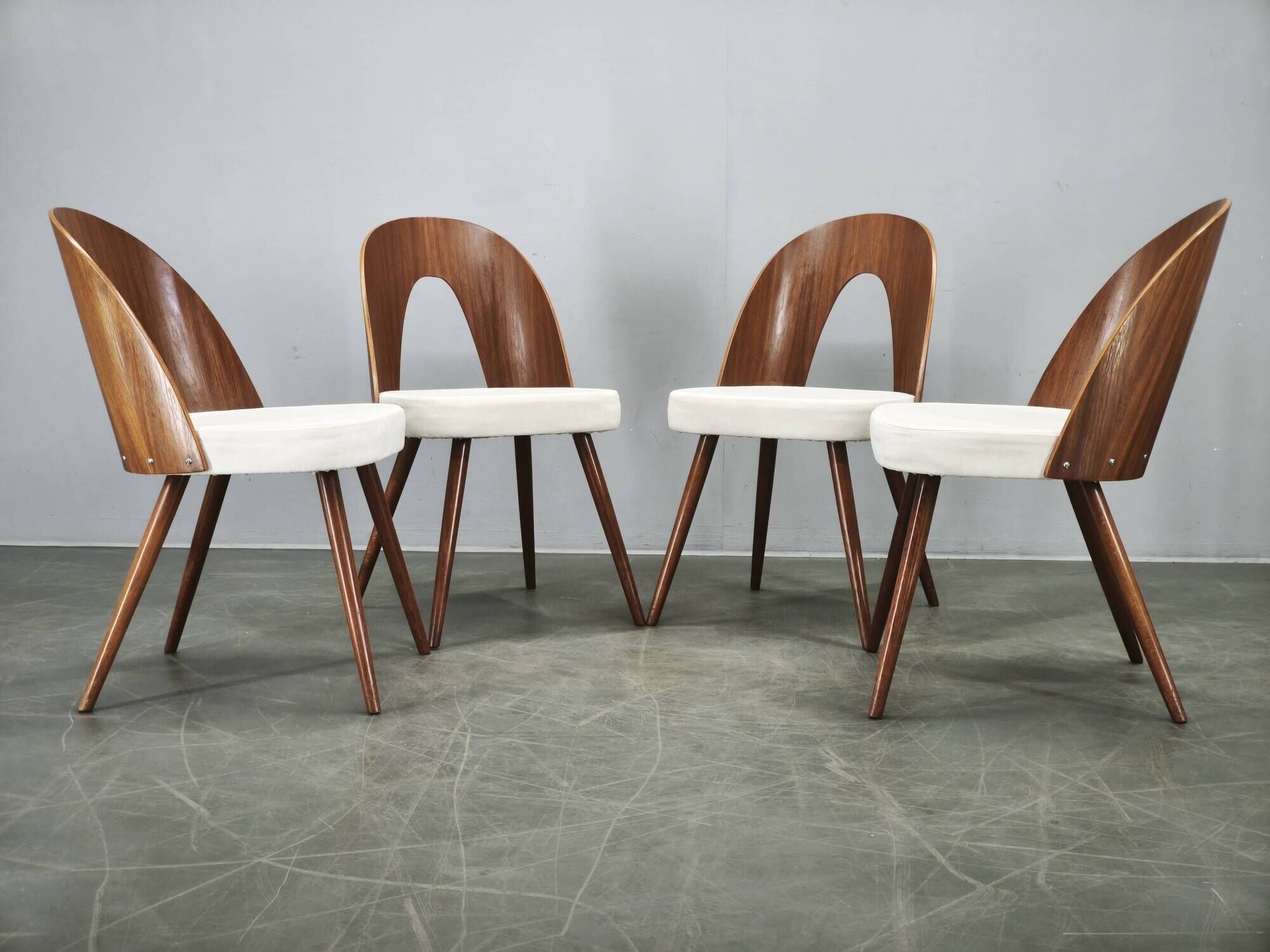 Ensemble de quatre chaises restaurées d'Antonin Suman des années 1960.