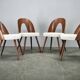 Ensemble de quatre chaises restaurées d'Antonin Suman des années 1960.