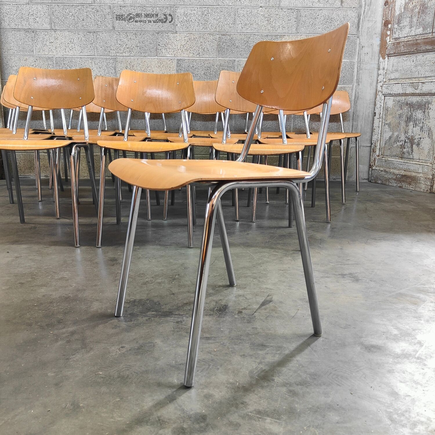 Lot de 22 chaises d'école tchèque " Kovonax" chrome et bois 1950