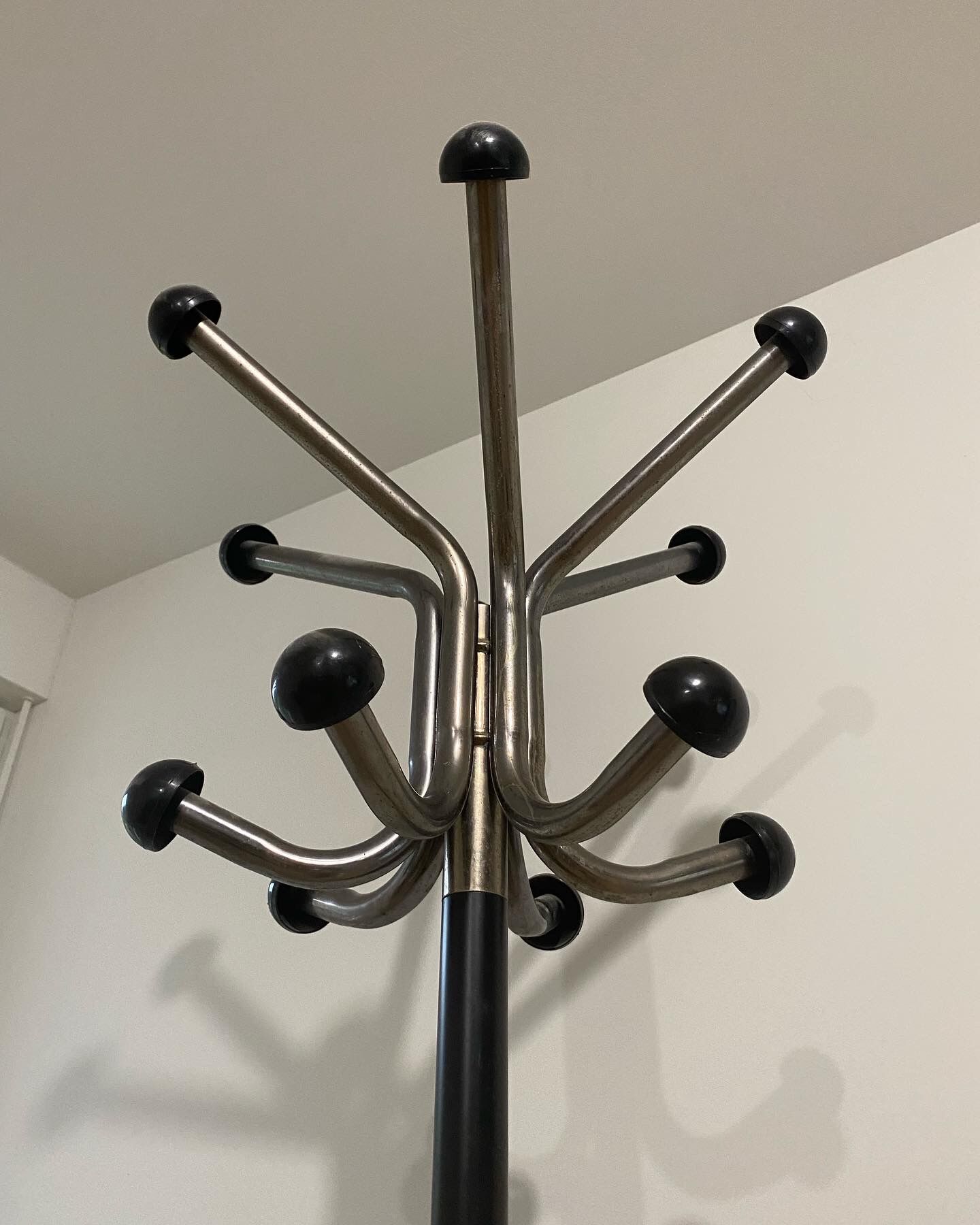 Metal parrot coat rack