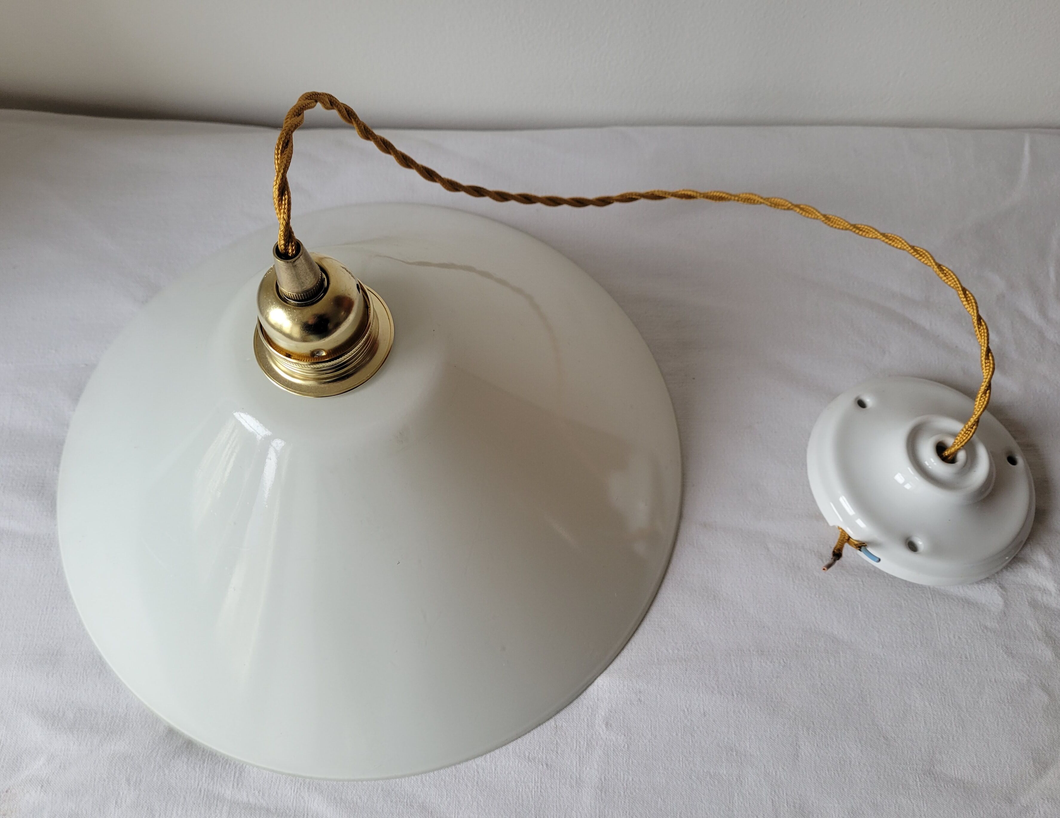 Conical suspension in white opaline