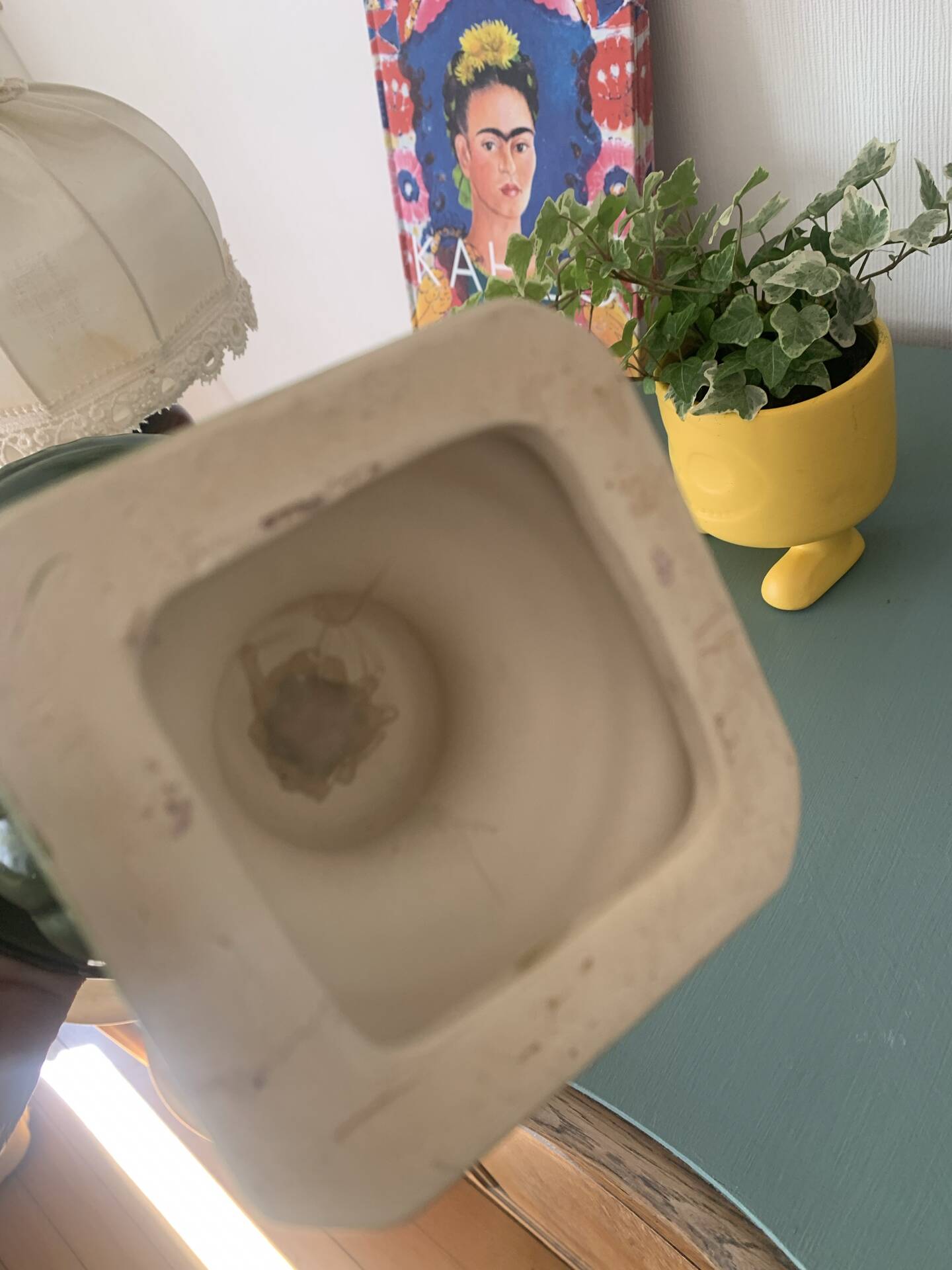 Vase Médicis, cache-pot vintage en céramique vert olive