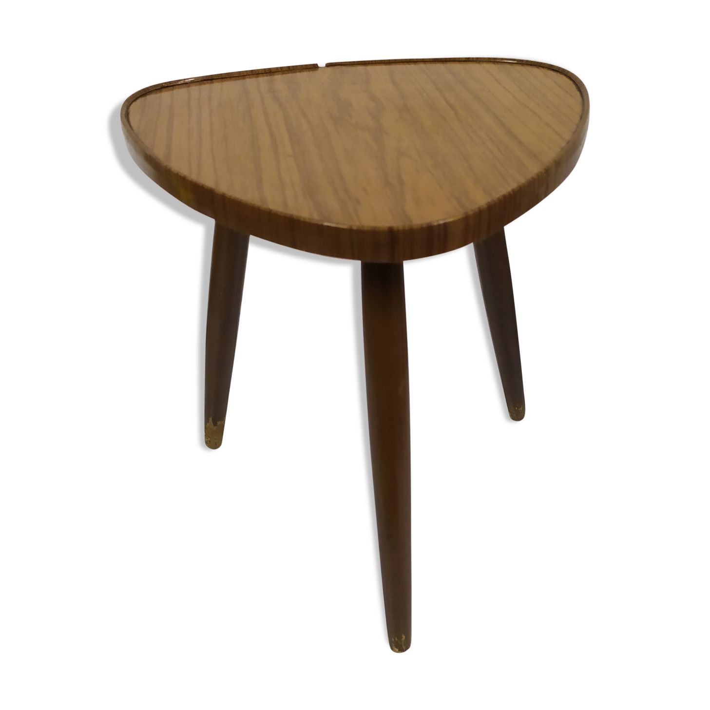 Tripod healer braun formica carries plant