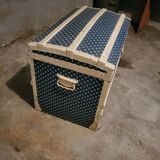 Trunk, old chest in wood and fabric