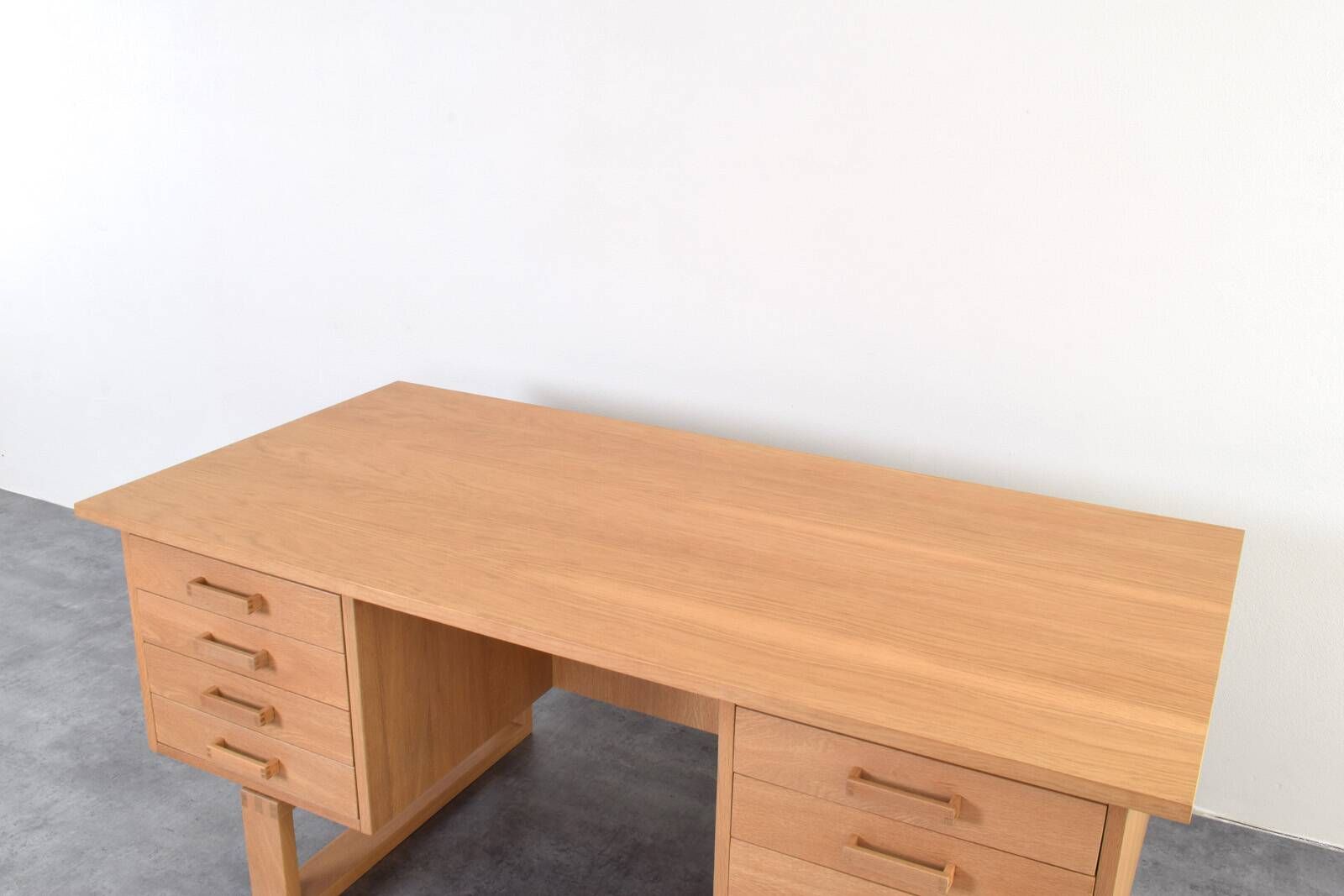 Oak Freestanding Desk by Torben Valeur & Henning Jensen for Dyrlund, 1960s.