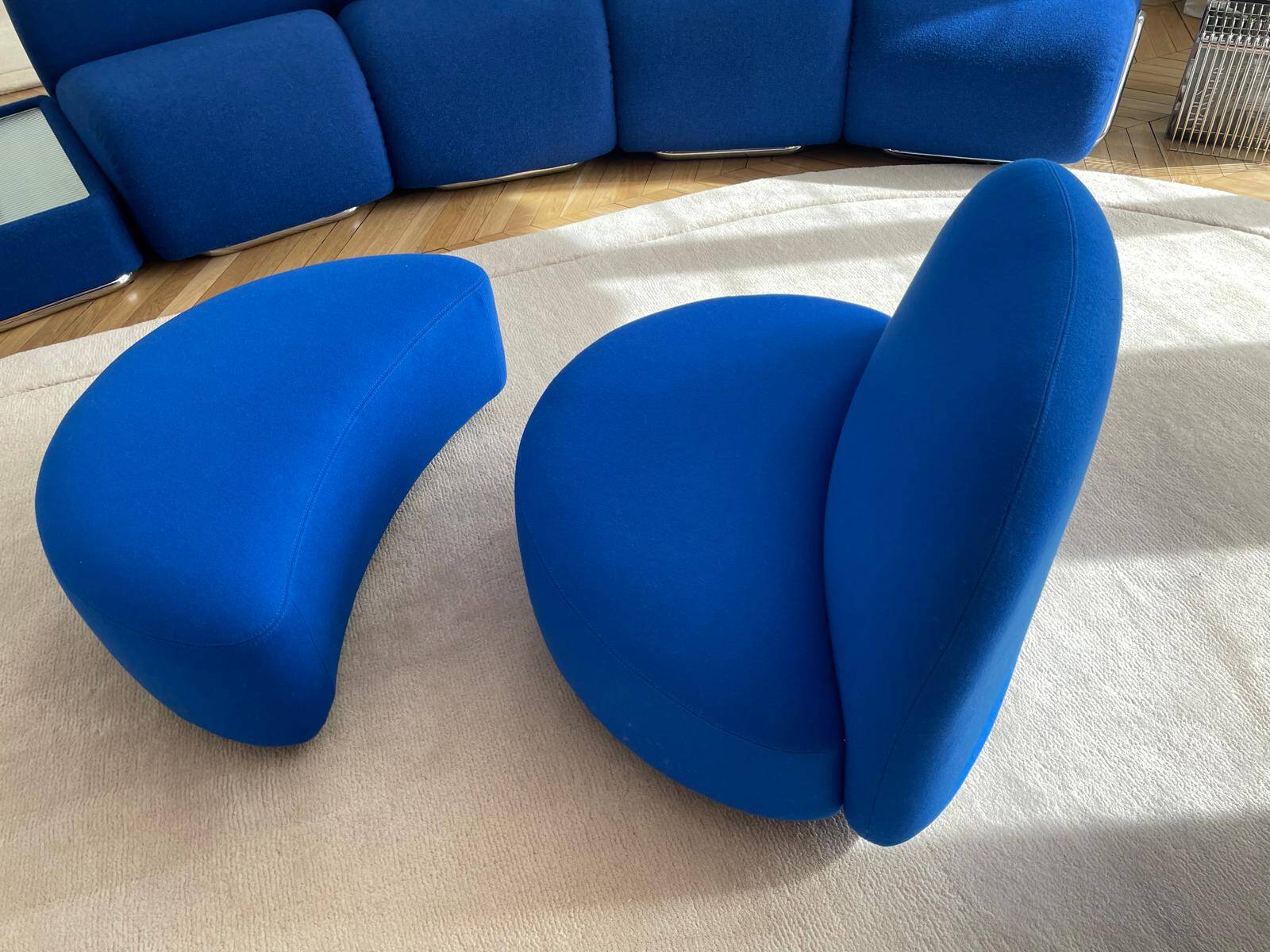 Elysée fauteuil et son pouf Tissu Divina 756 - Ligne Roset