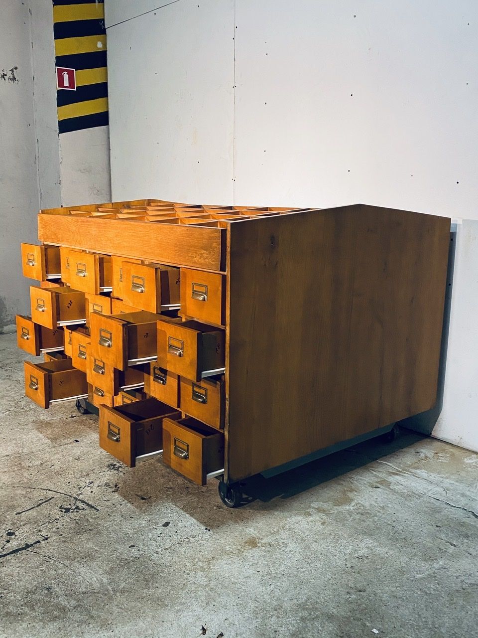 Classeur en bois avec 32 tiroirs vintage