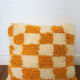 Coussin berbère à damiers orange et blanc