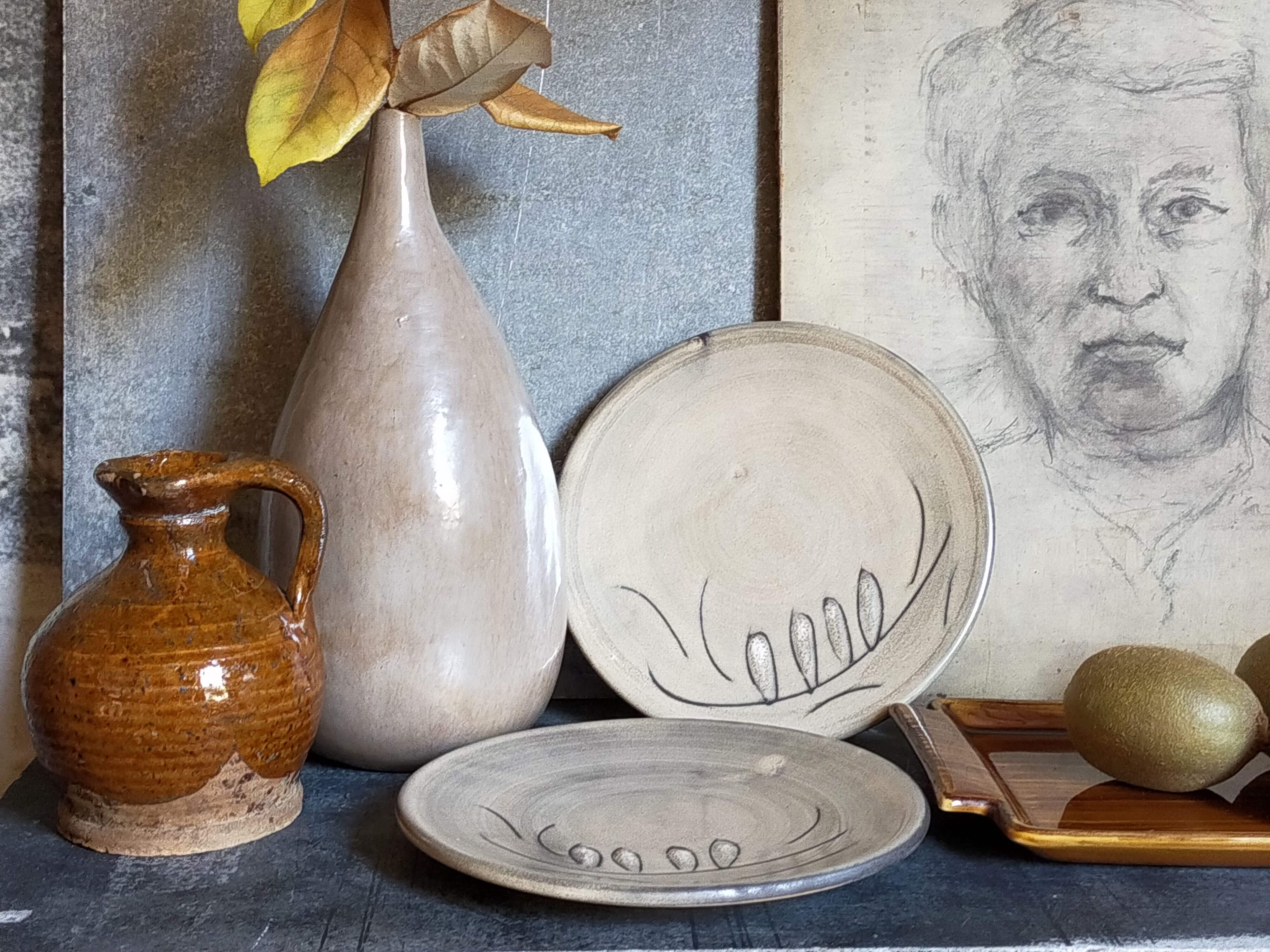 Duo of ceramic plates decorated with vintage foliage
