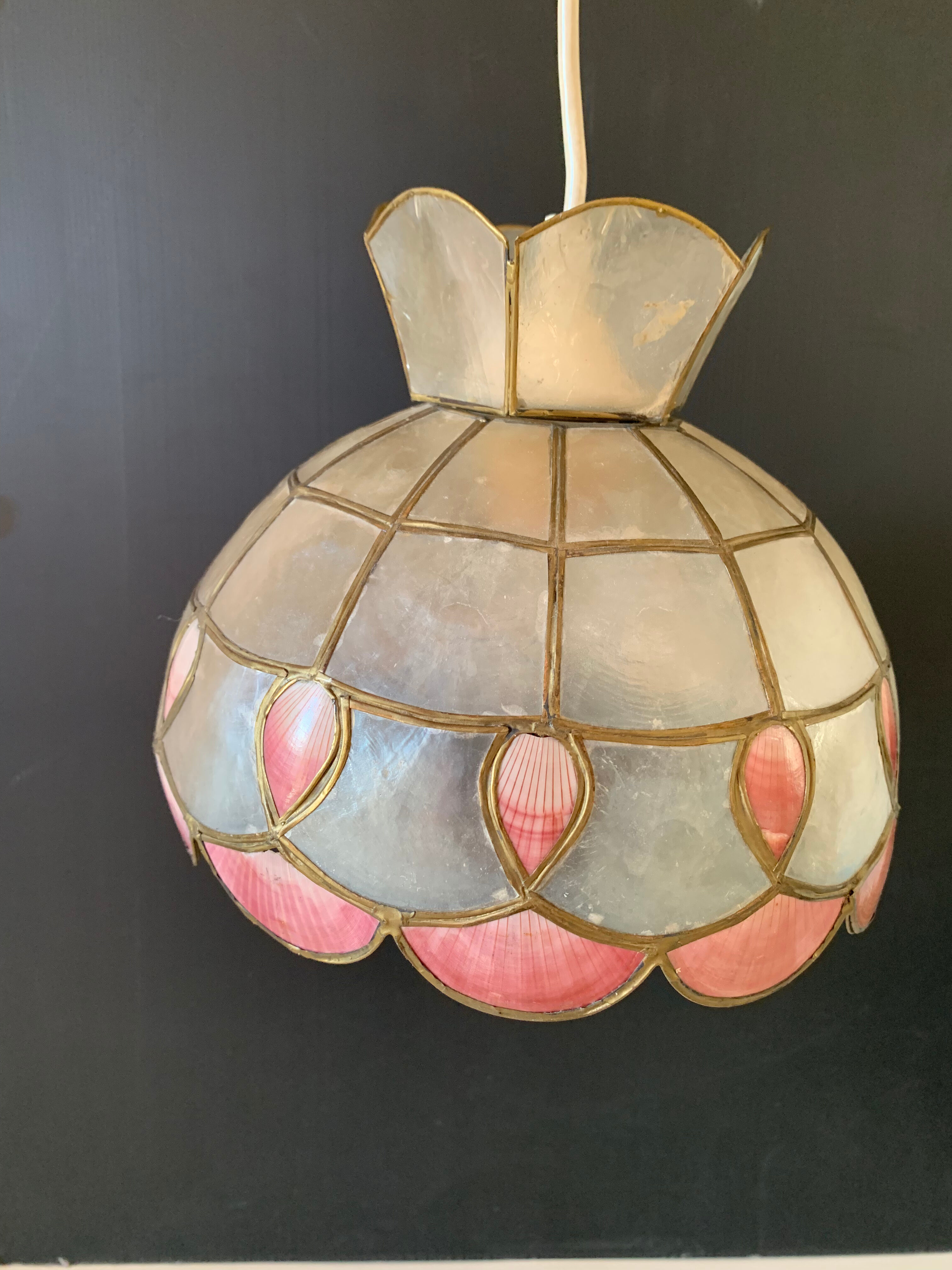 Mother-of-pearl suspension