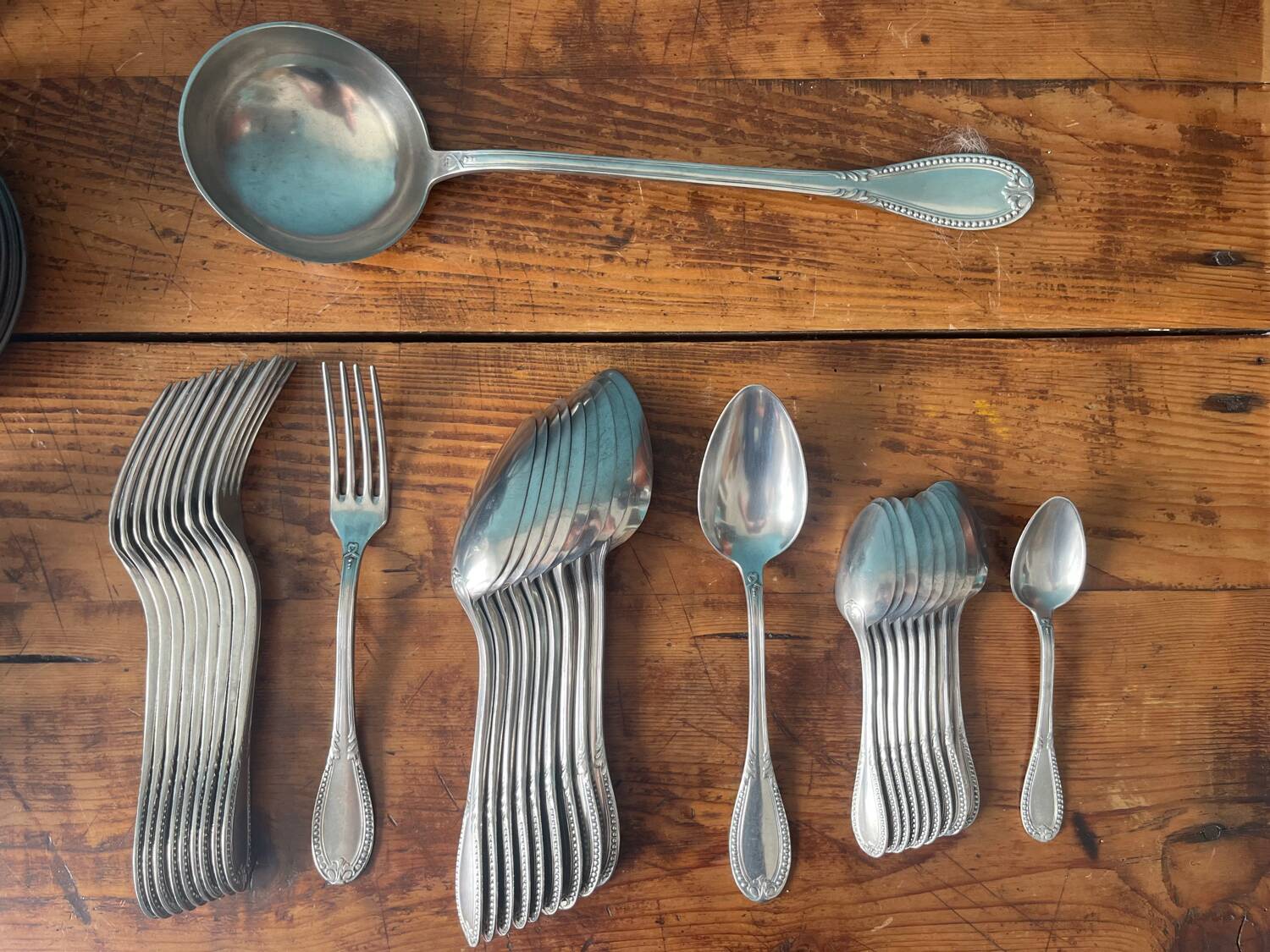 Metal cutlery set for 10 guests