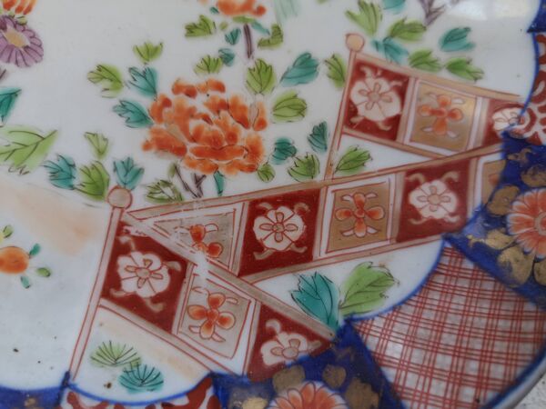 Assiette festonnée en porcelaine Imari, motifs oiseaux et fleurs, japon XIX-XXème s.