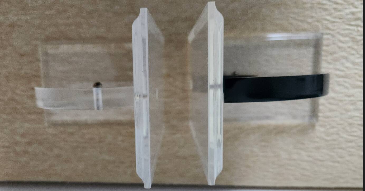 Yin Yang bookends in plexiglass - 1980s postmodern design