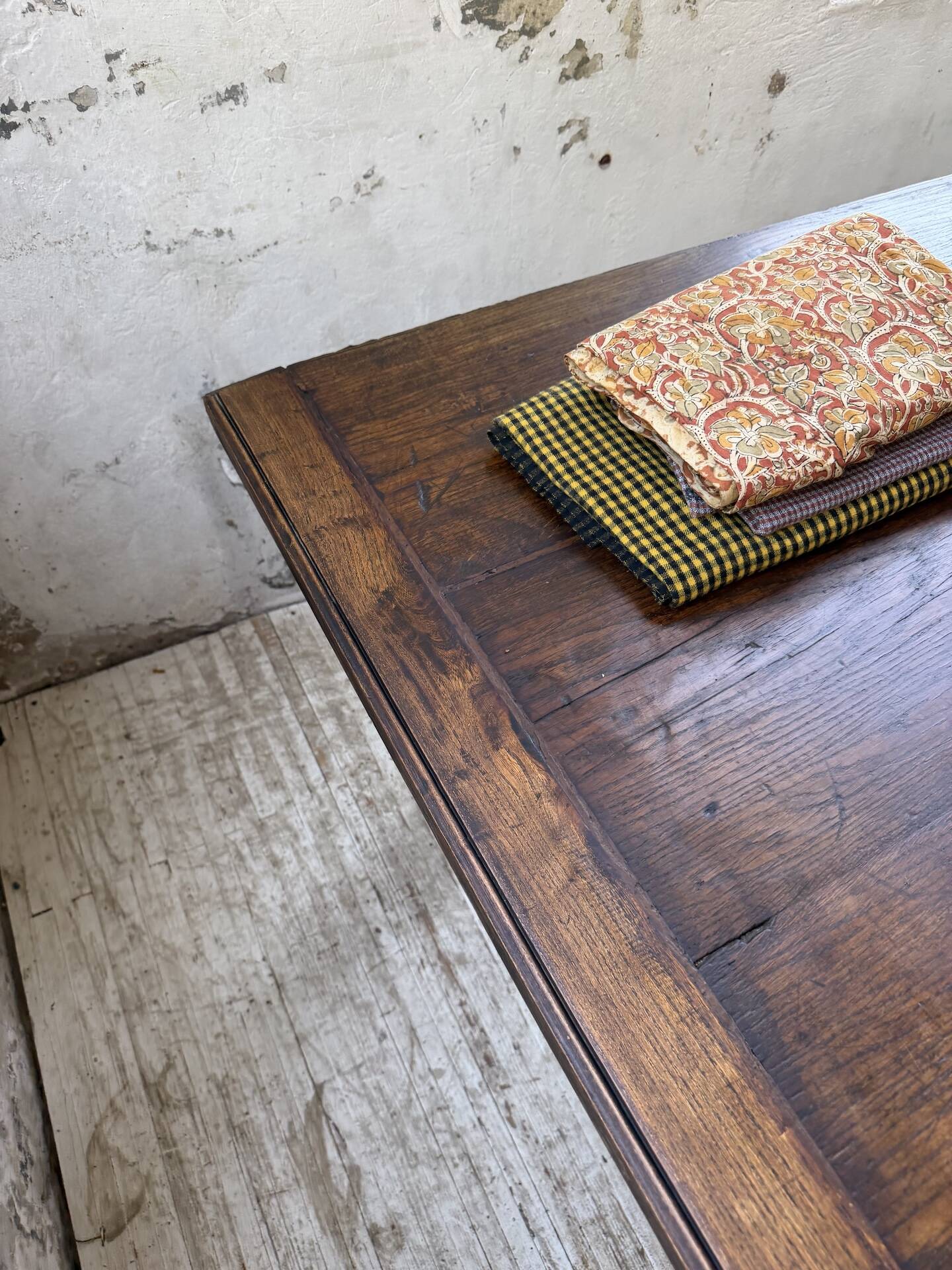 19th-century castle table, carved solid oak, 190cm.