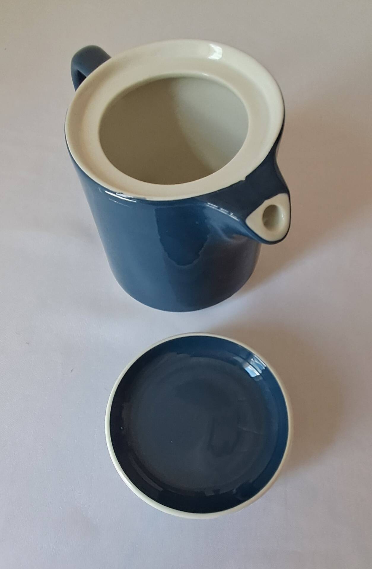 Teapot and milk jug, selfish, stackable. Sarreguemines. 1980s.