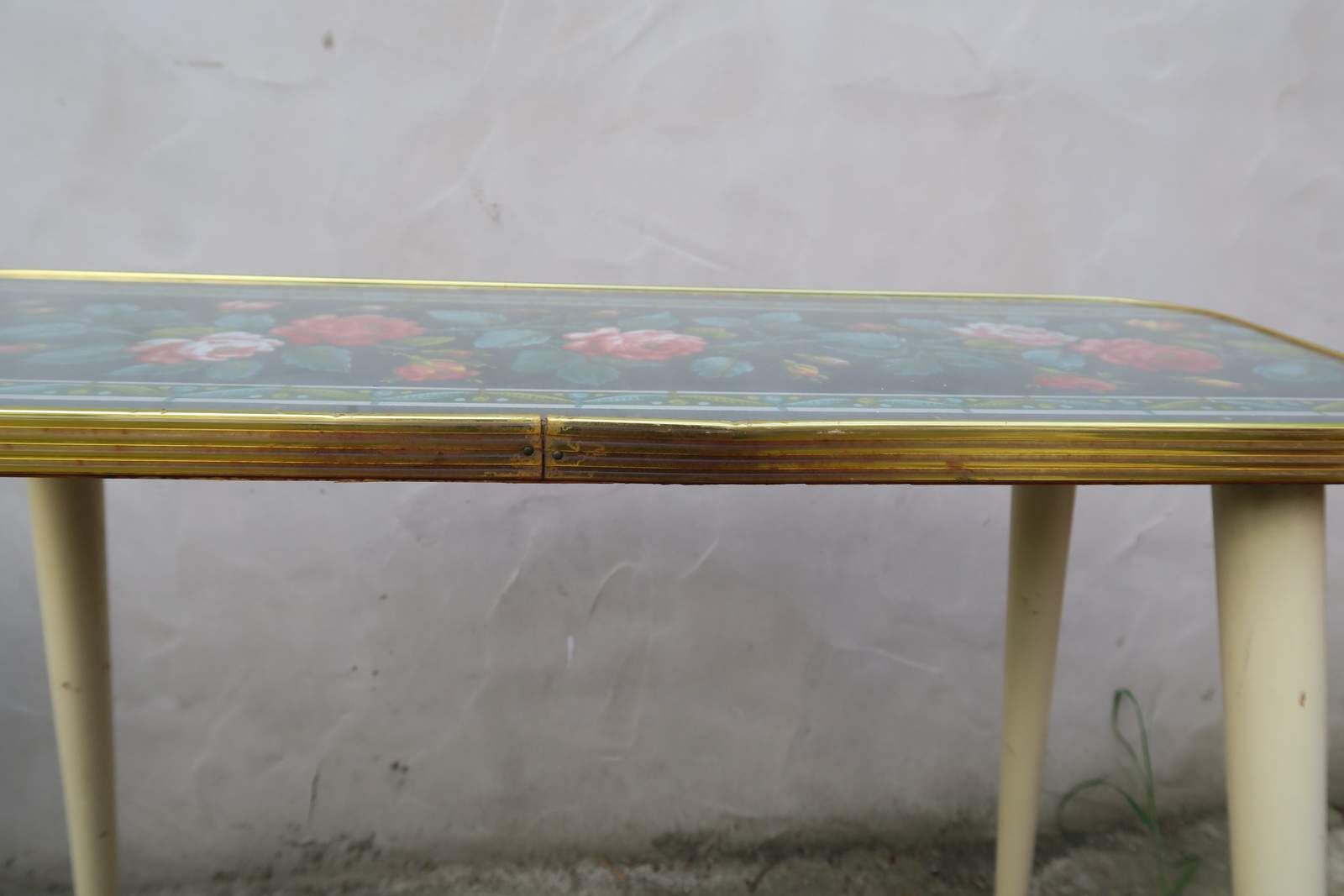 Table avec décor roses
