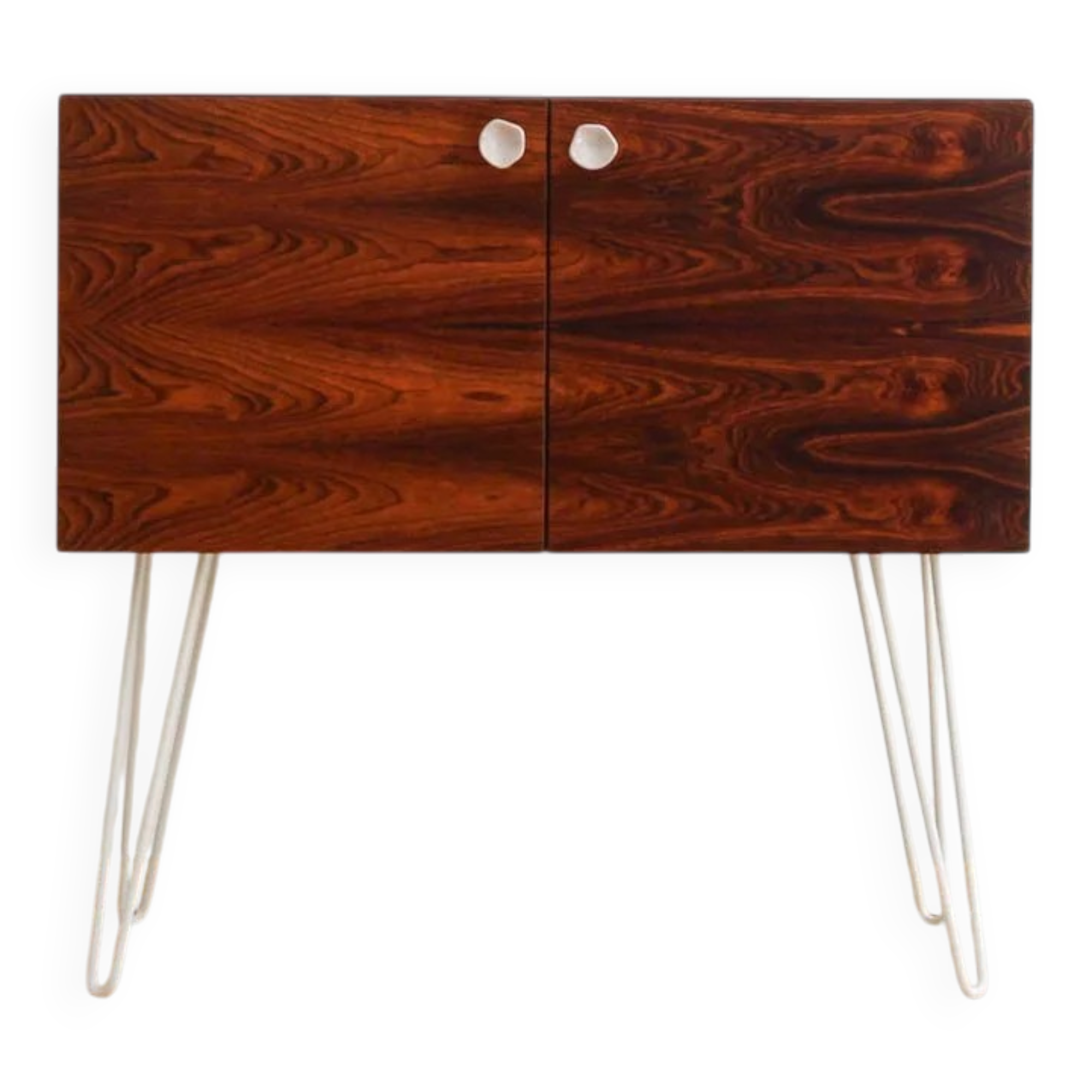Buffet en palissandre avec des pieds en métal gris clair en forme de épingle.