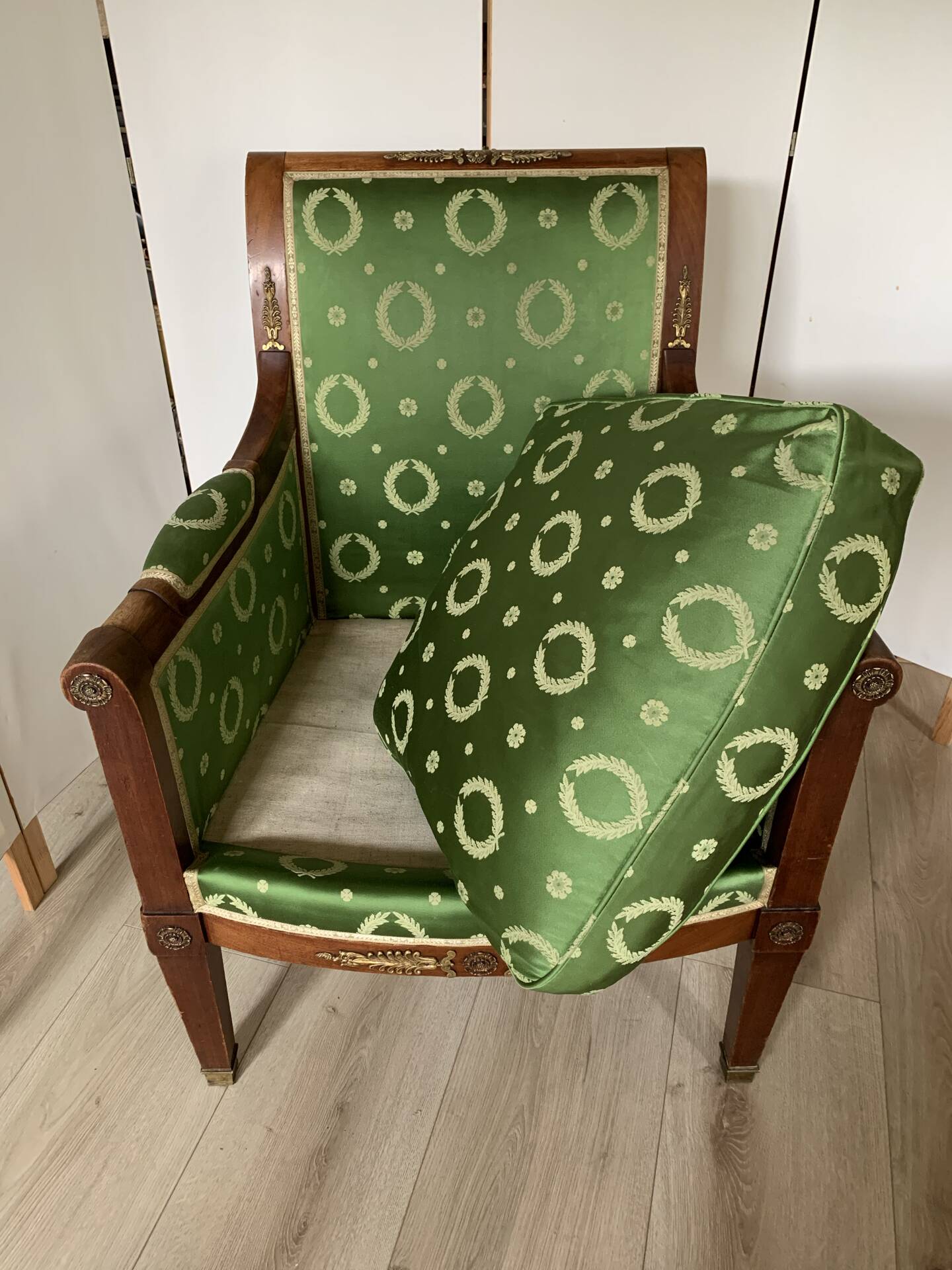 Fauteuil de style Empire en bois et tissu vert