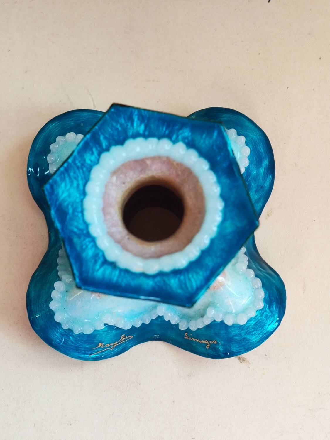 Paire de bougeoirs en cuivre émaillé de Limoges par Marylou