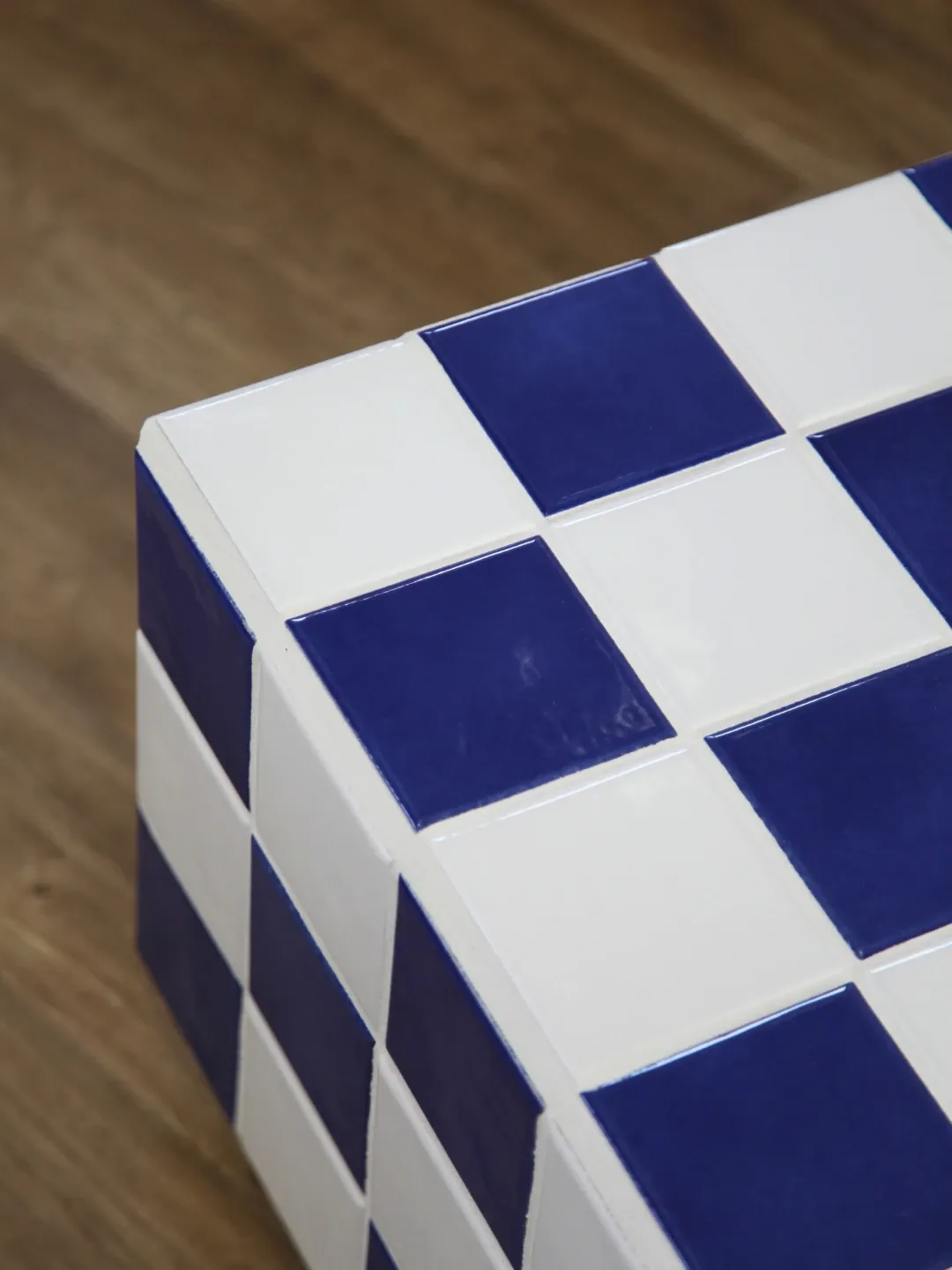 Table basse carrelée bleue et blanche damier