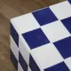 Table basse carrelée bleue et blanche damier